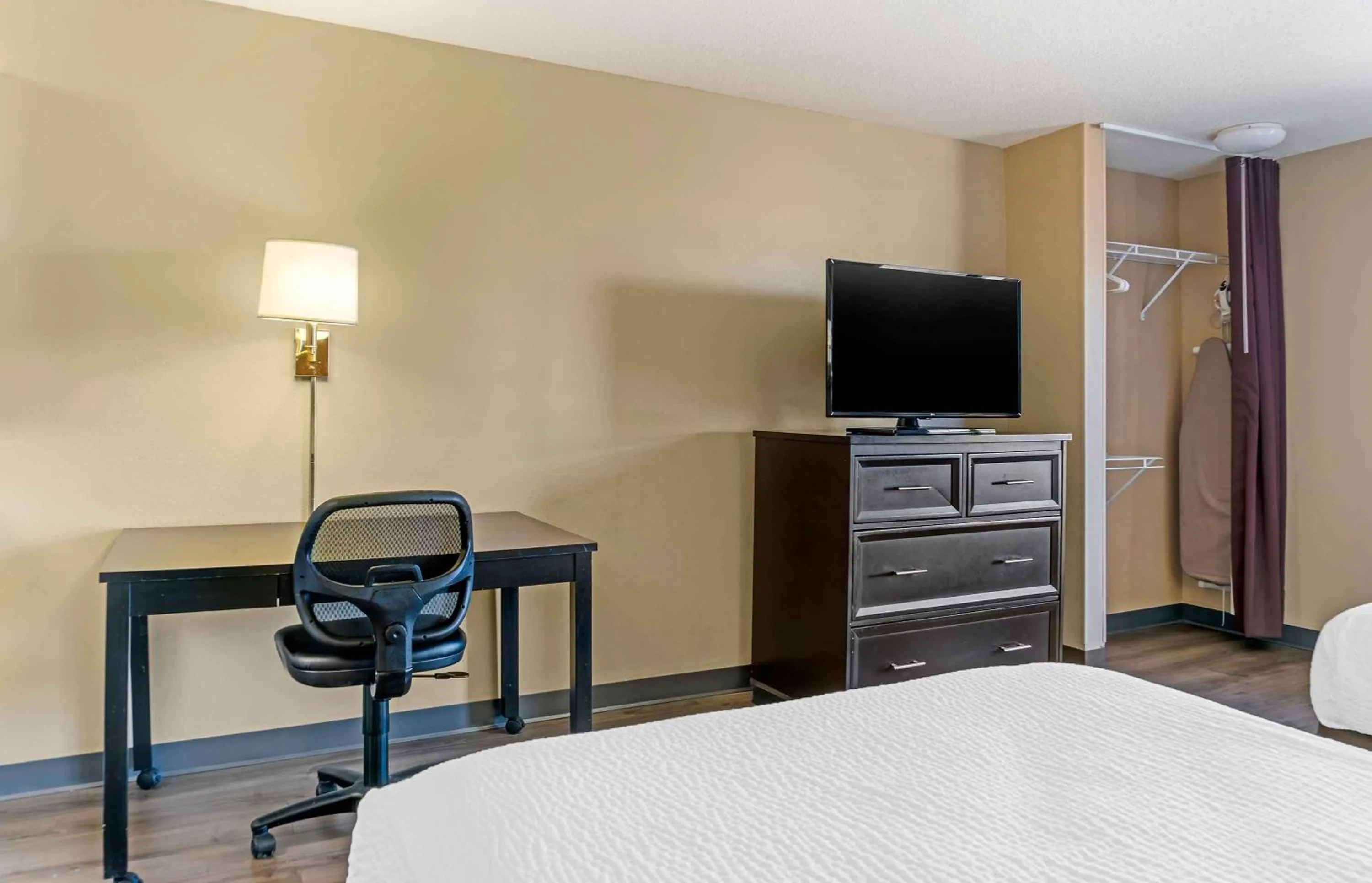 Bedroom, Bed in Extended Stay America Select Suites - Grand Rapids - Kentwood