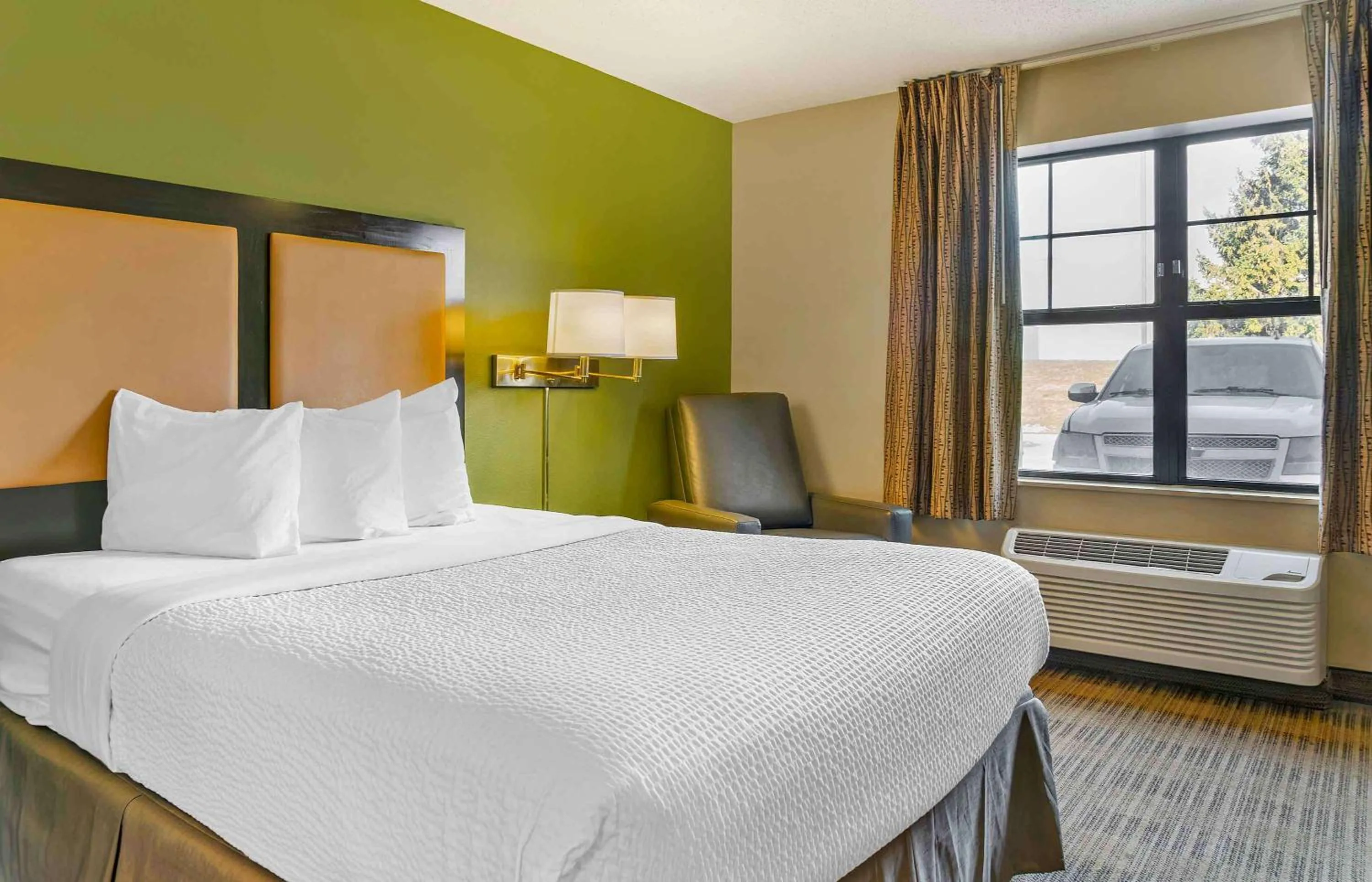 Bedroom, Bed in Extended Stay America Select Suites - Grand Rapids - Kentwood