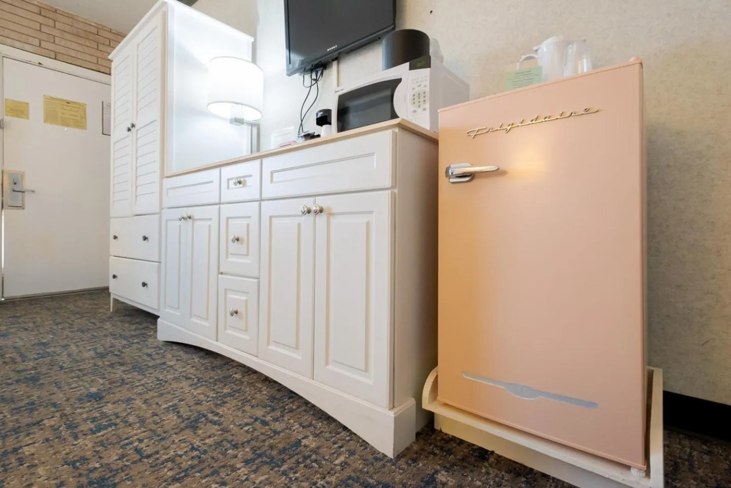 minibar in Gaido's Seaside Inn