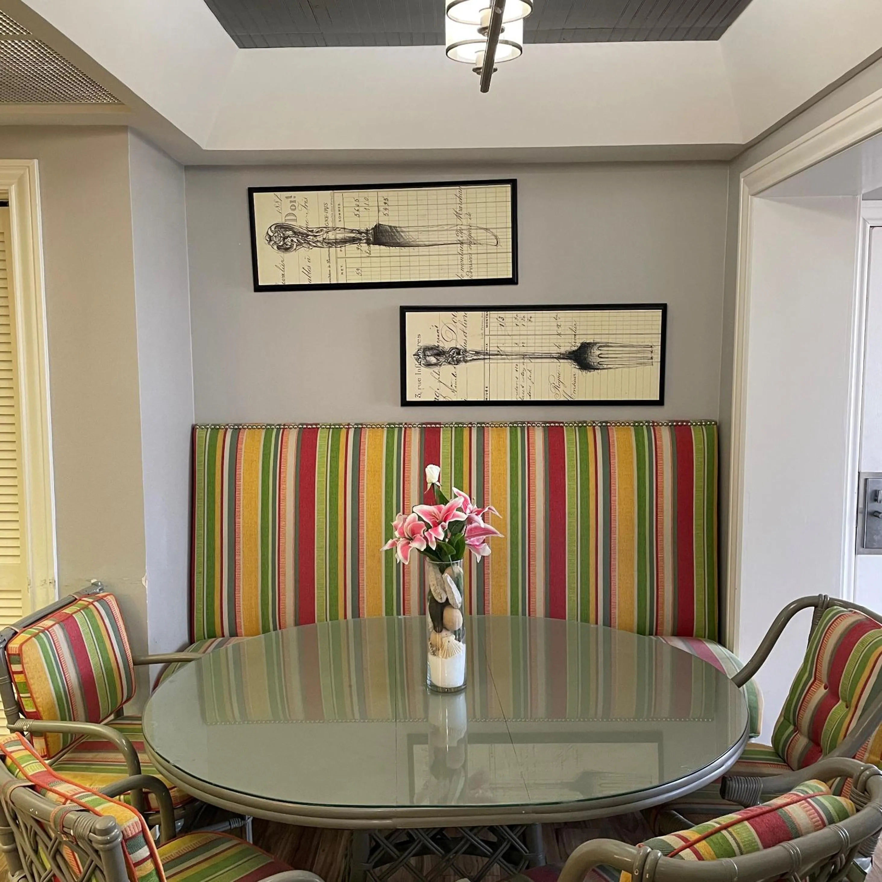 Seating area in Gaido's Seaside Inn