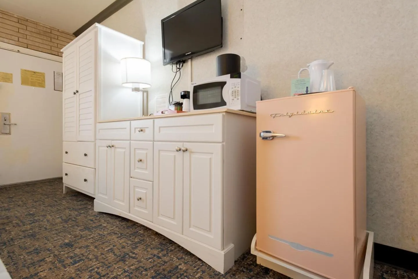 TV and multimedia in Gaido's Seaside Inn