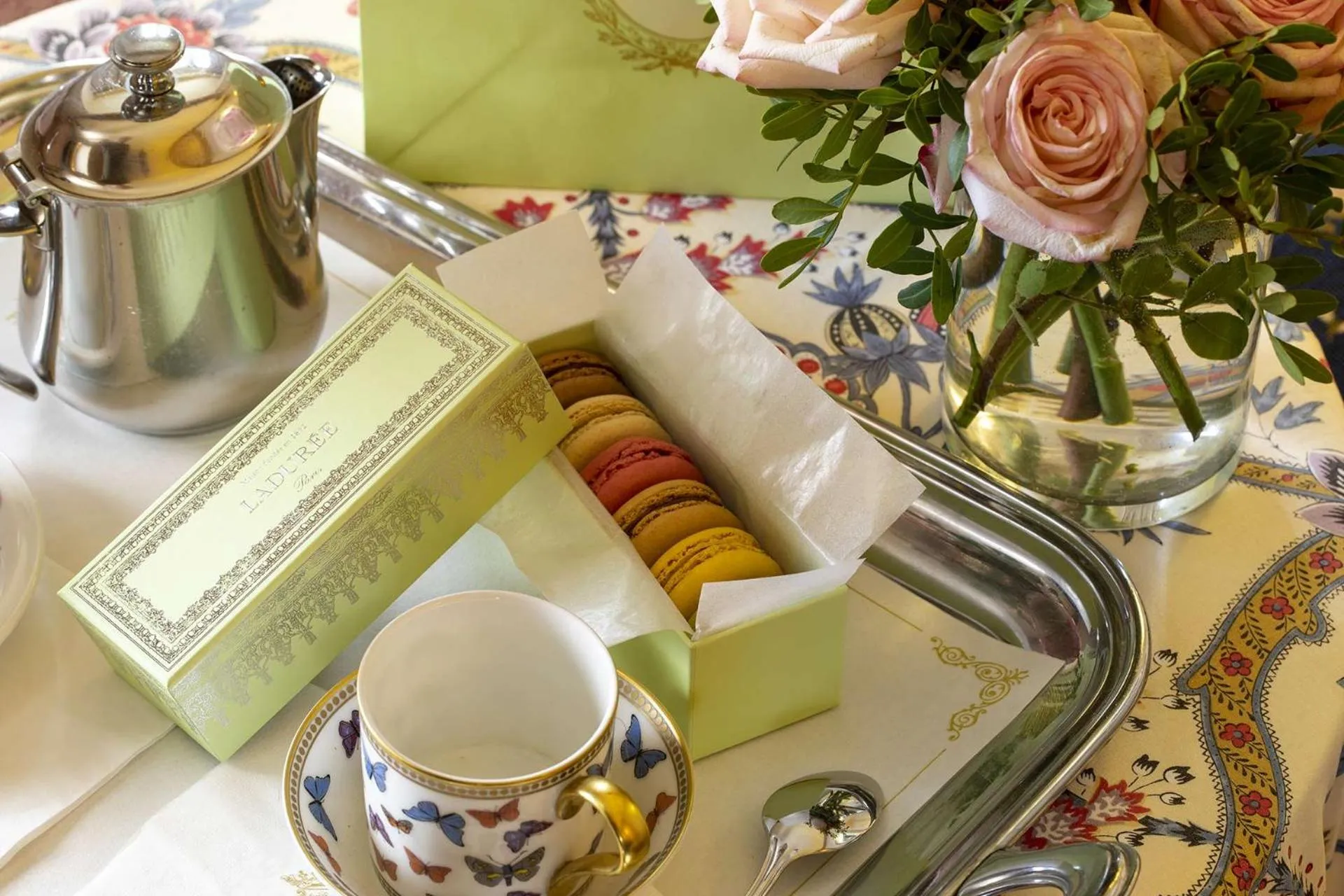 Coffee/tea facilities in Chambiges Elysées