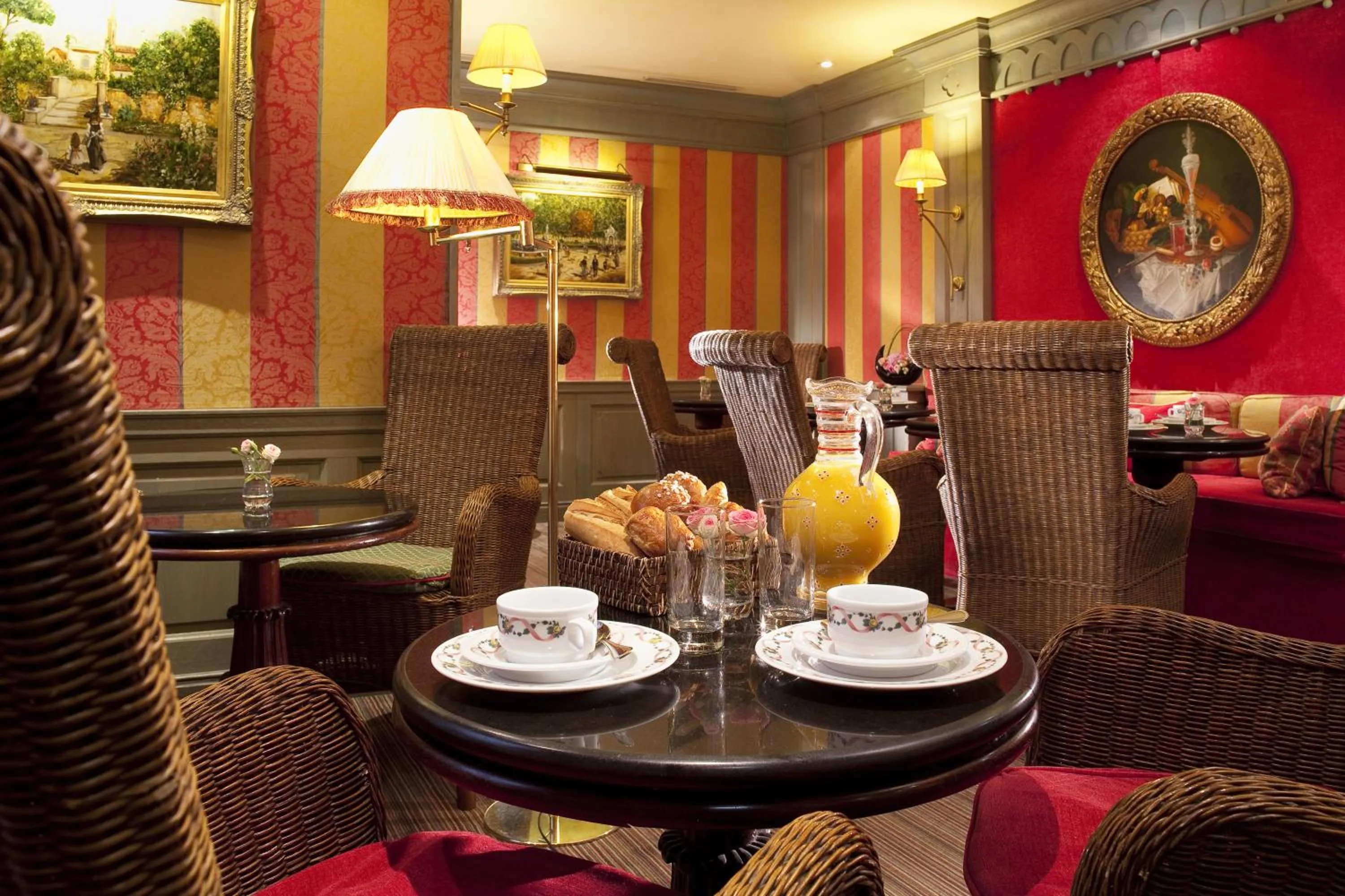 Restaurant/places to eat in Chambiges Elysées