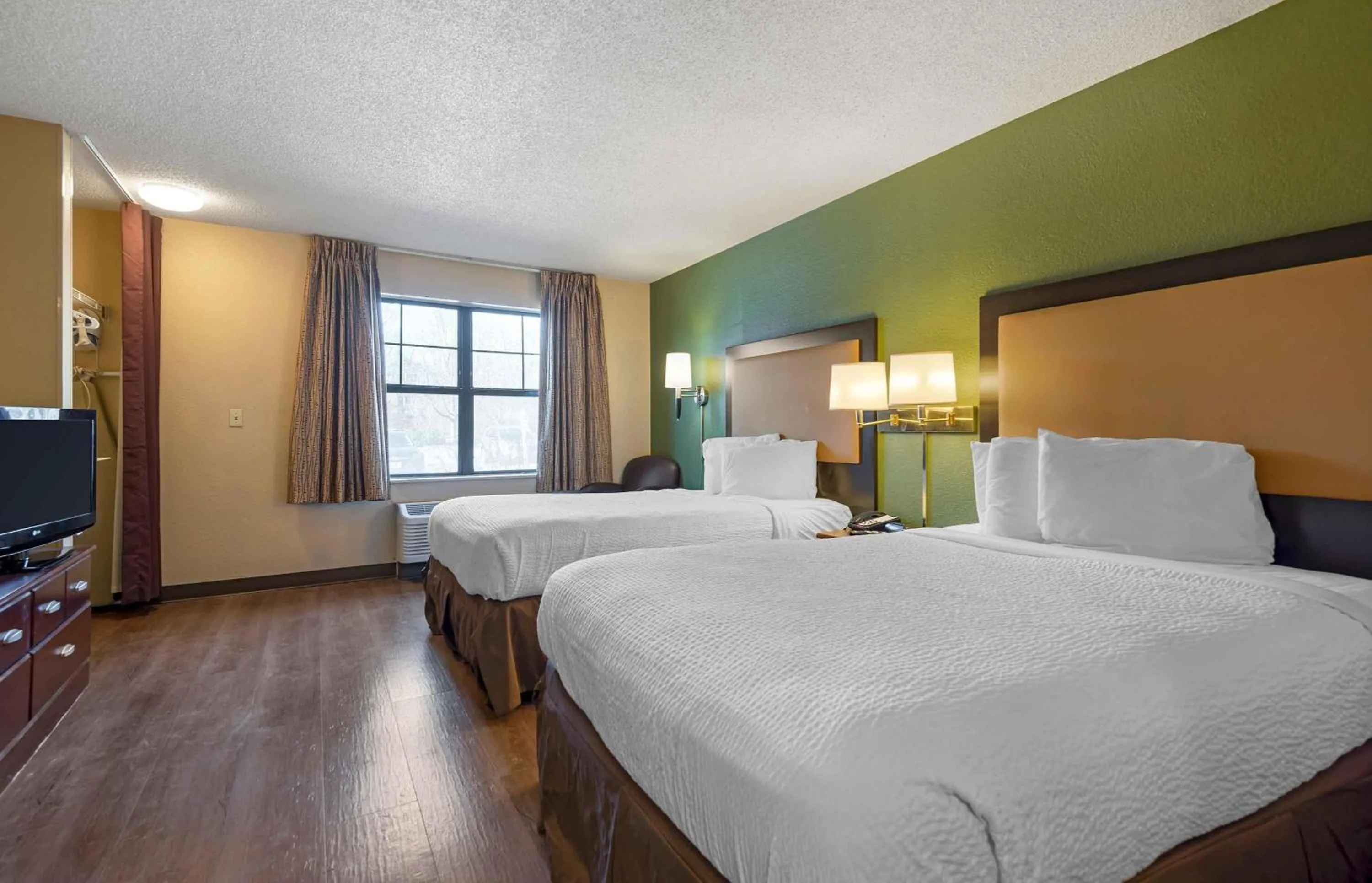 Bedroom, Bed in Extended Stay America Suites - Pittsburgh - Monroeville
