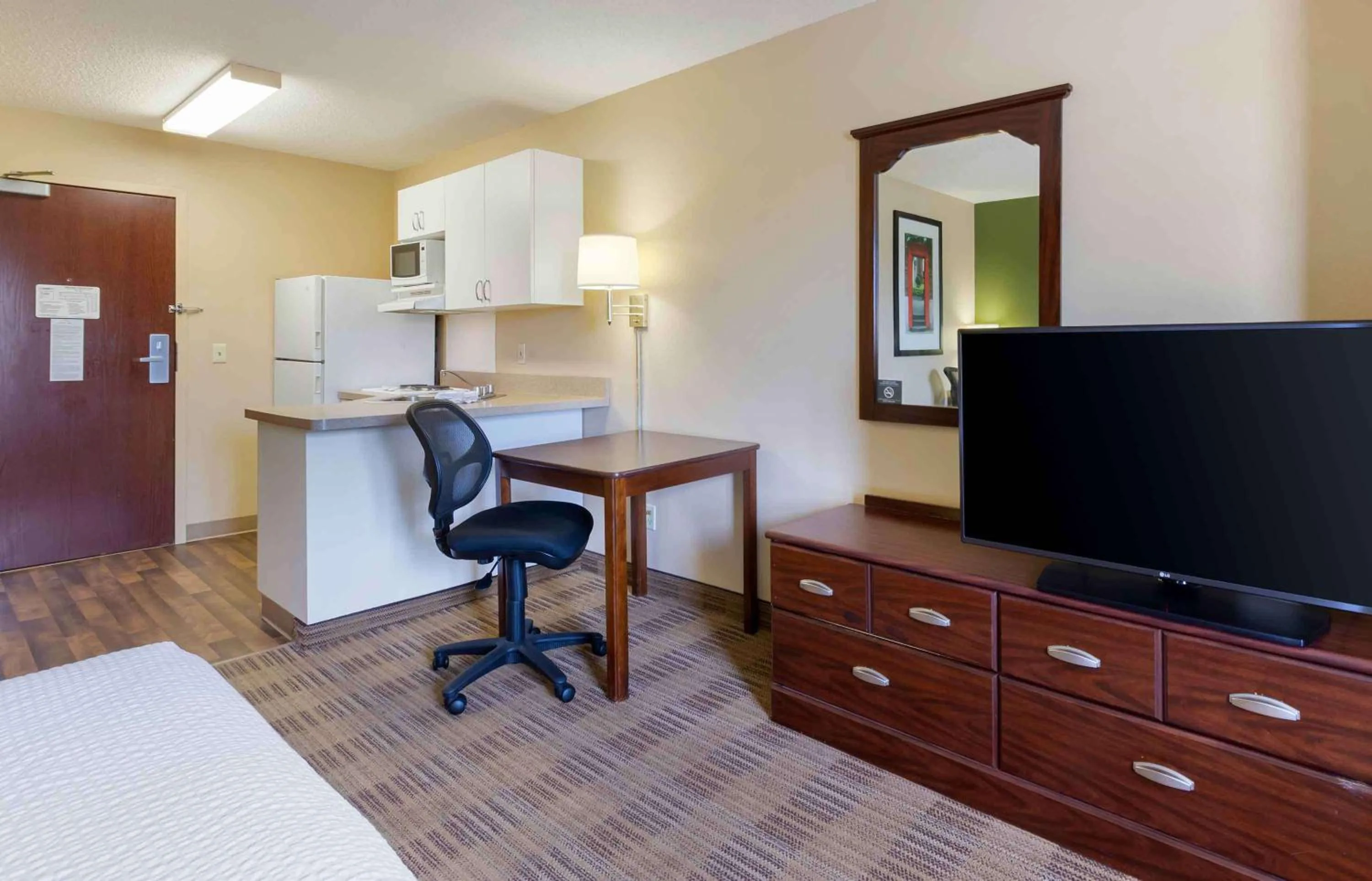 Bedroom, Bed in Extended Stay America Select Suites - Des Moines - Urbandale