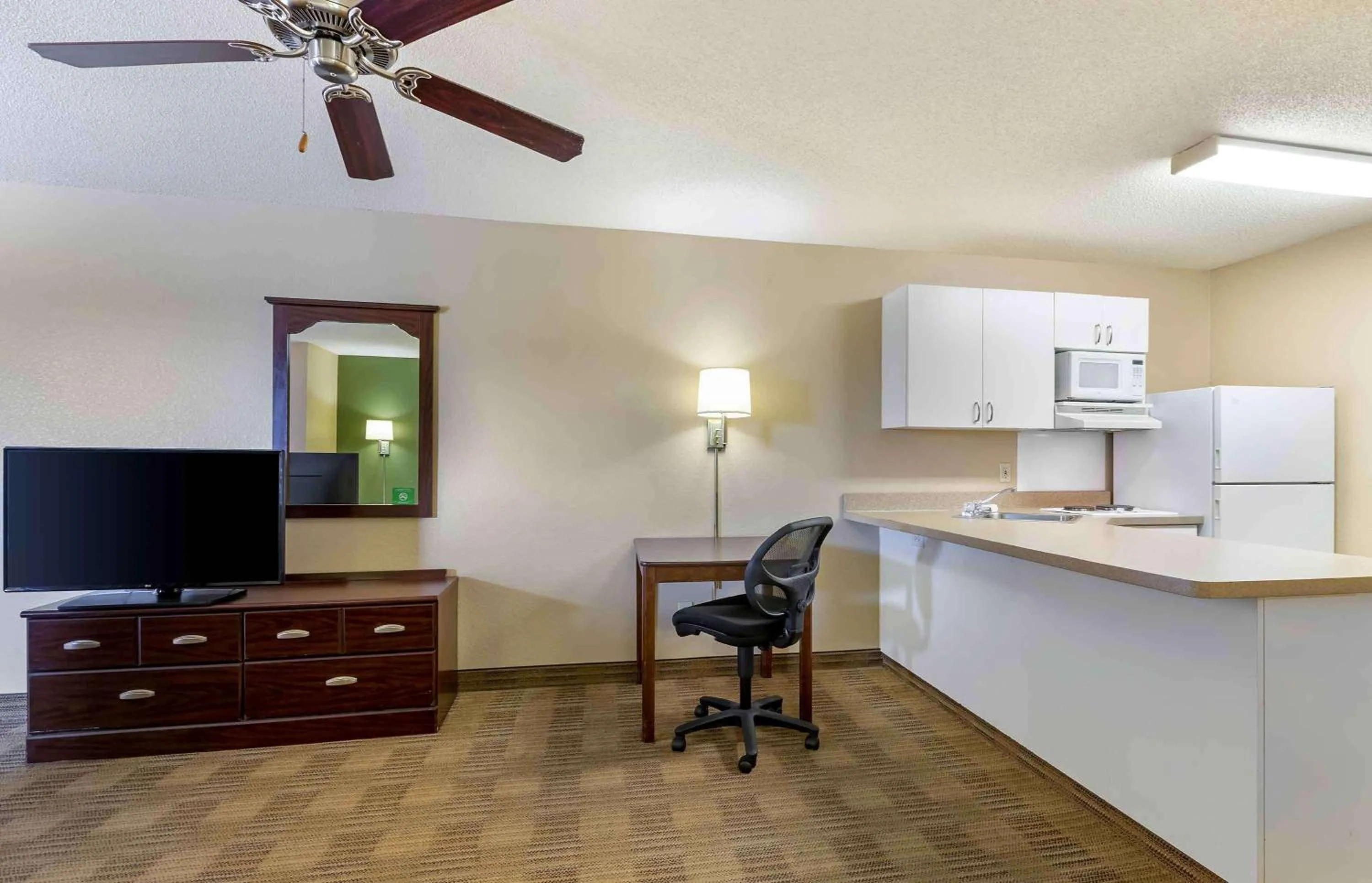 Bedroom in Extended Stay America Select Suites - Des Moines - Urbandale