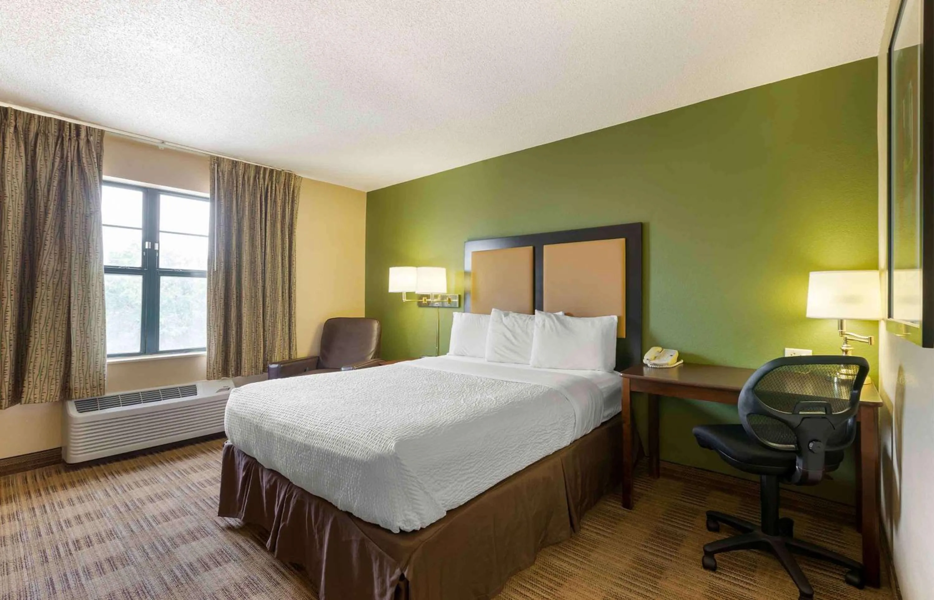 Bedroom, Bed in Extended Stay America Select Suites - Des Moines - Urbandale
