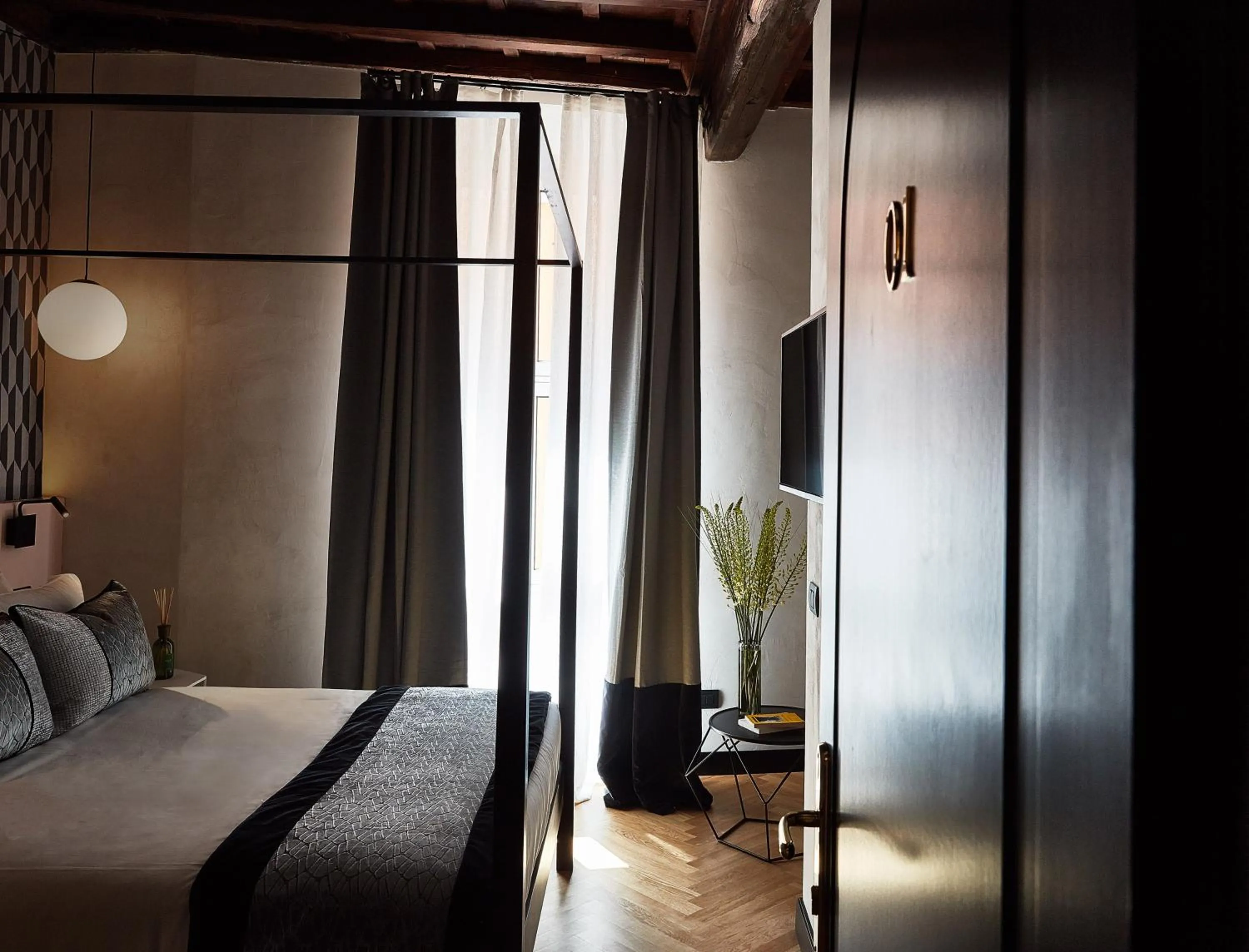 Photo of the whole room, Bed in NAMAN HOTELLERIE - Margutta