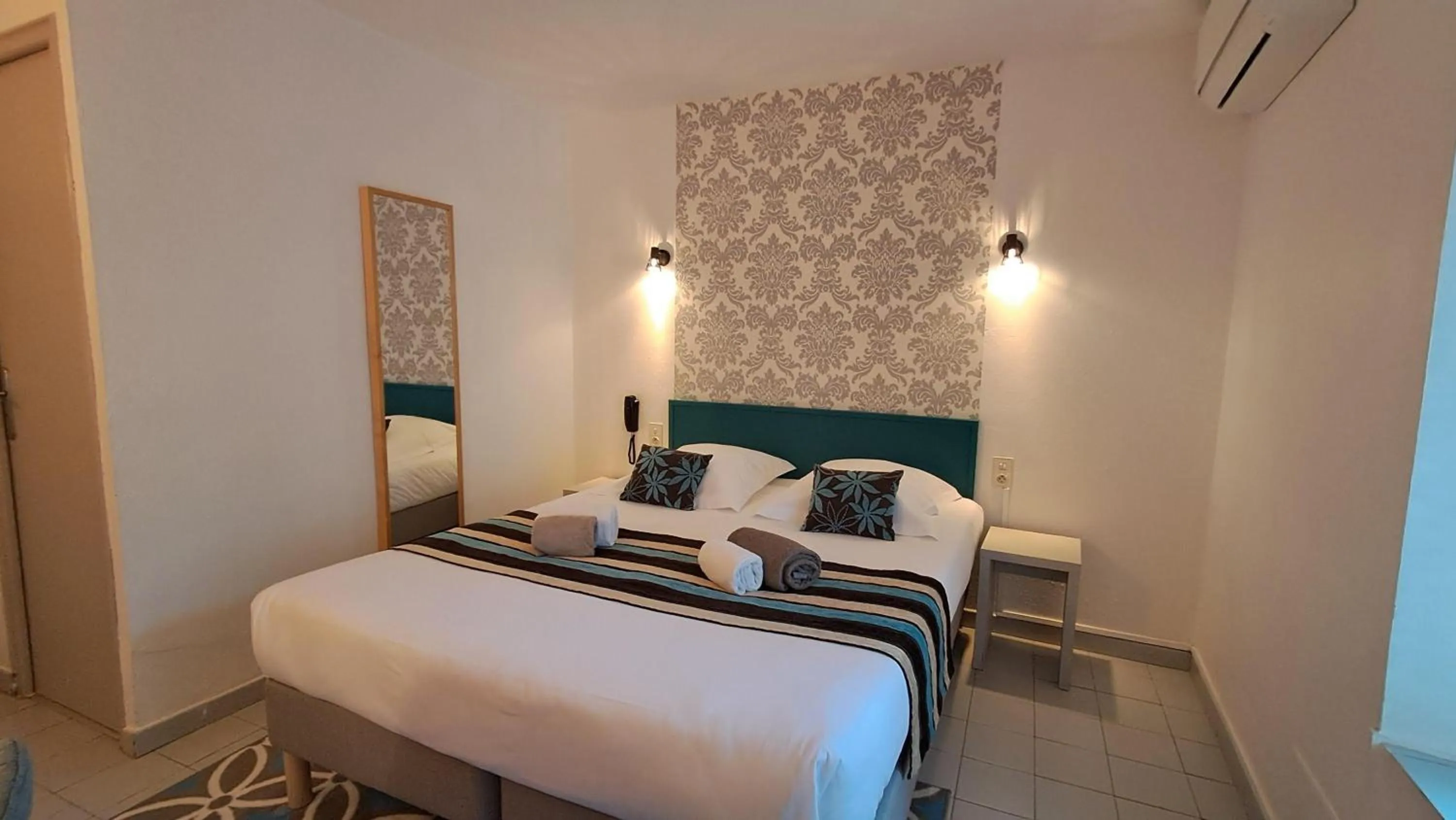 Bed in Hôtel L'Herbier d'Orange