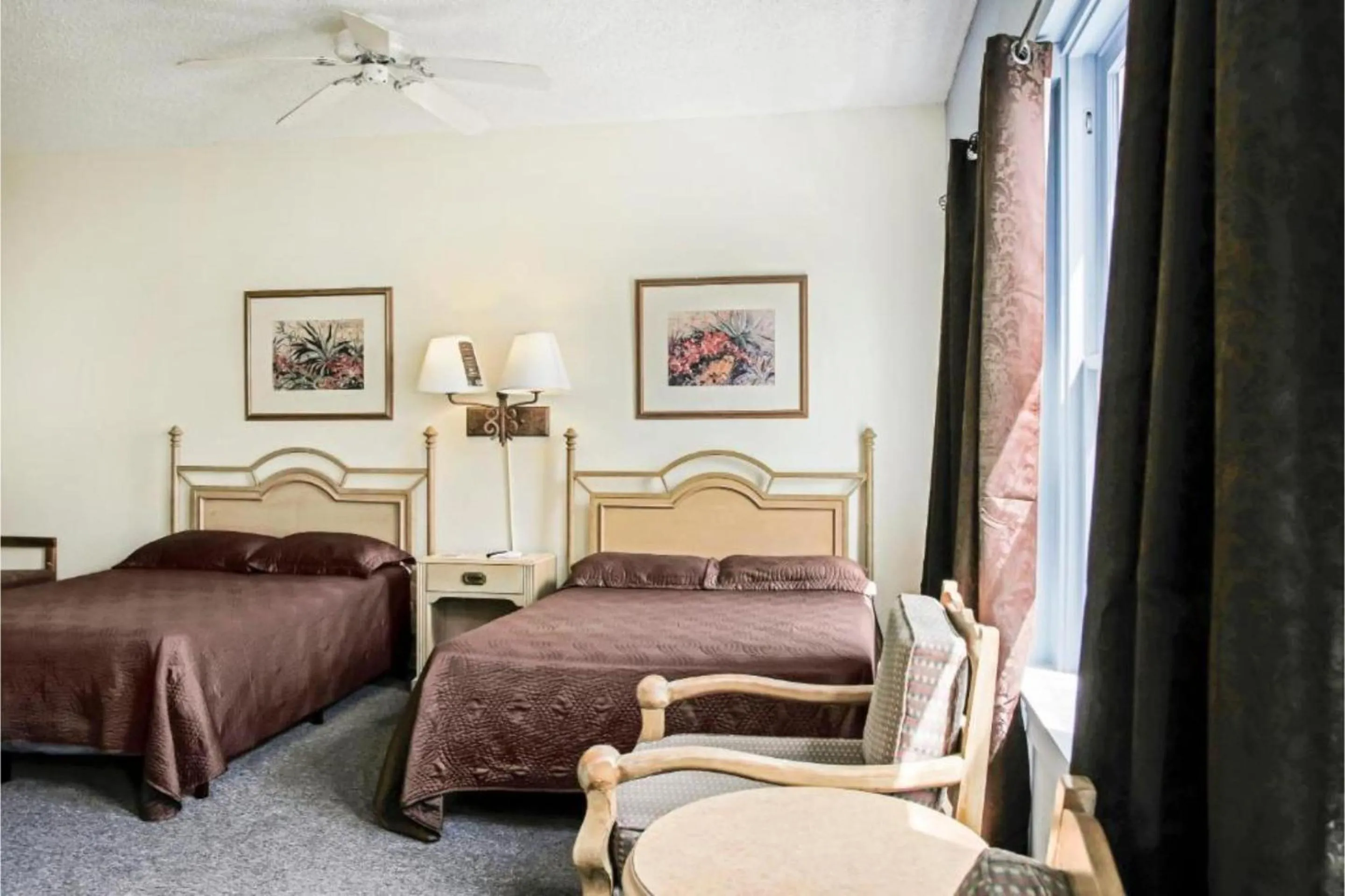 Bedroom, Bed in OYO Historic Cameron Hotel Brownsville I-69E