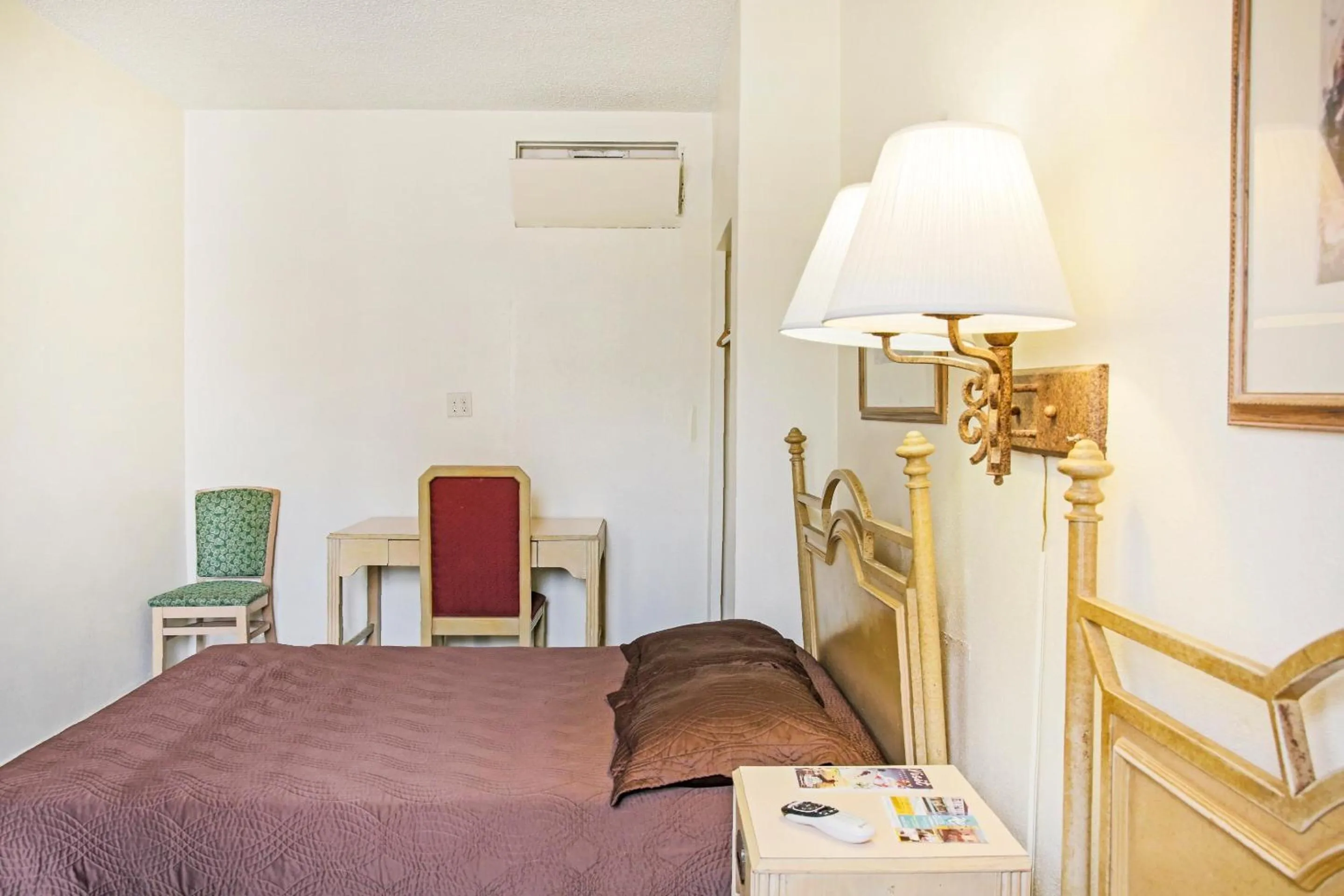 Bedroom, Bed in OYO Historic Cameron Hotel Brownsville I-69E