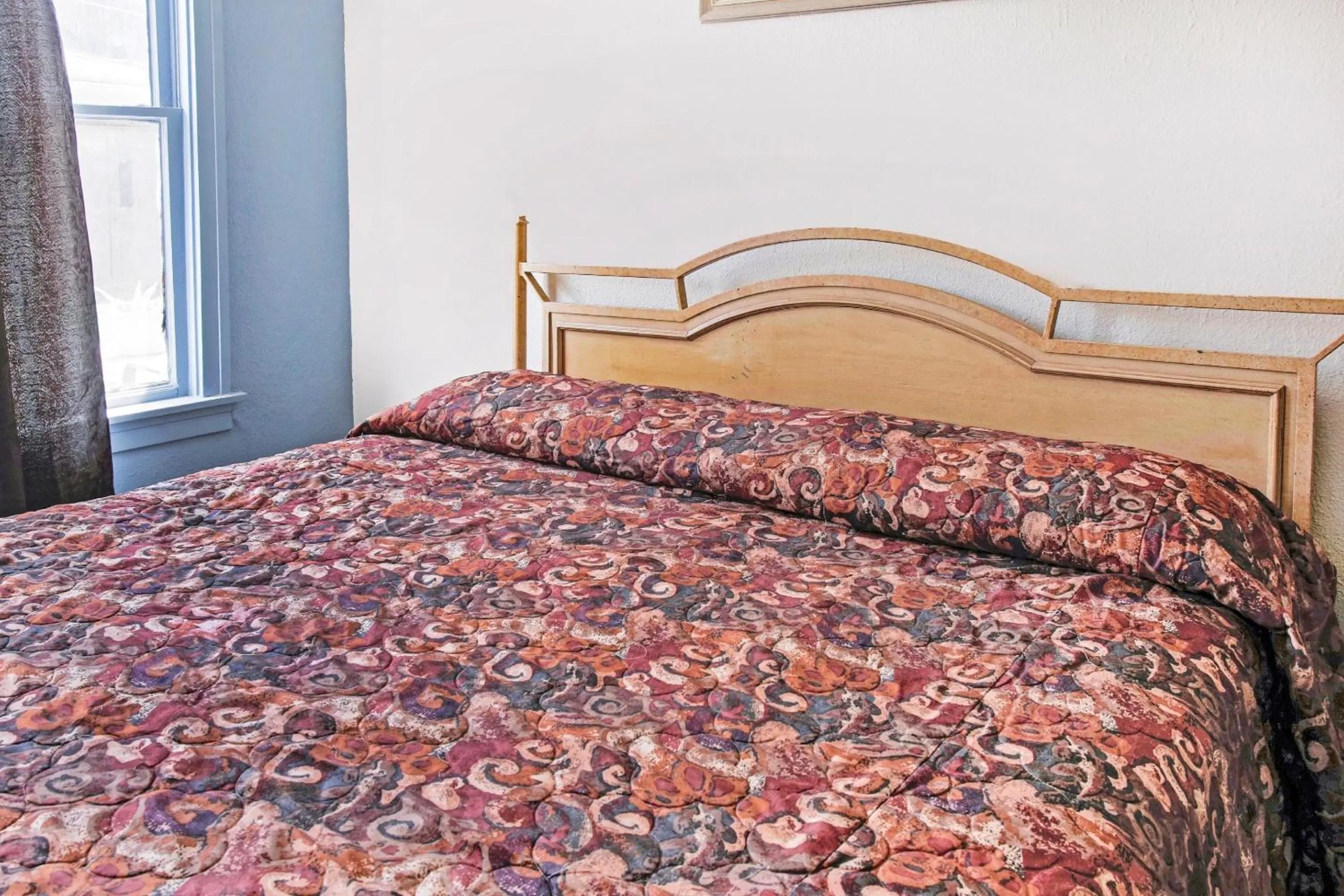 Bedroom, Bed in OYO Historic Cameron Hotel Brownsville I-69E