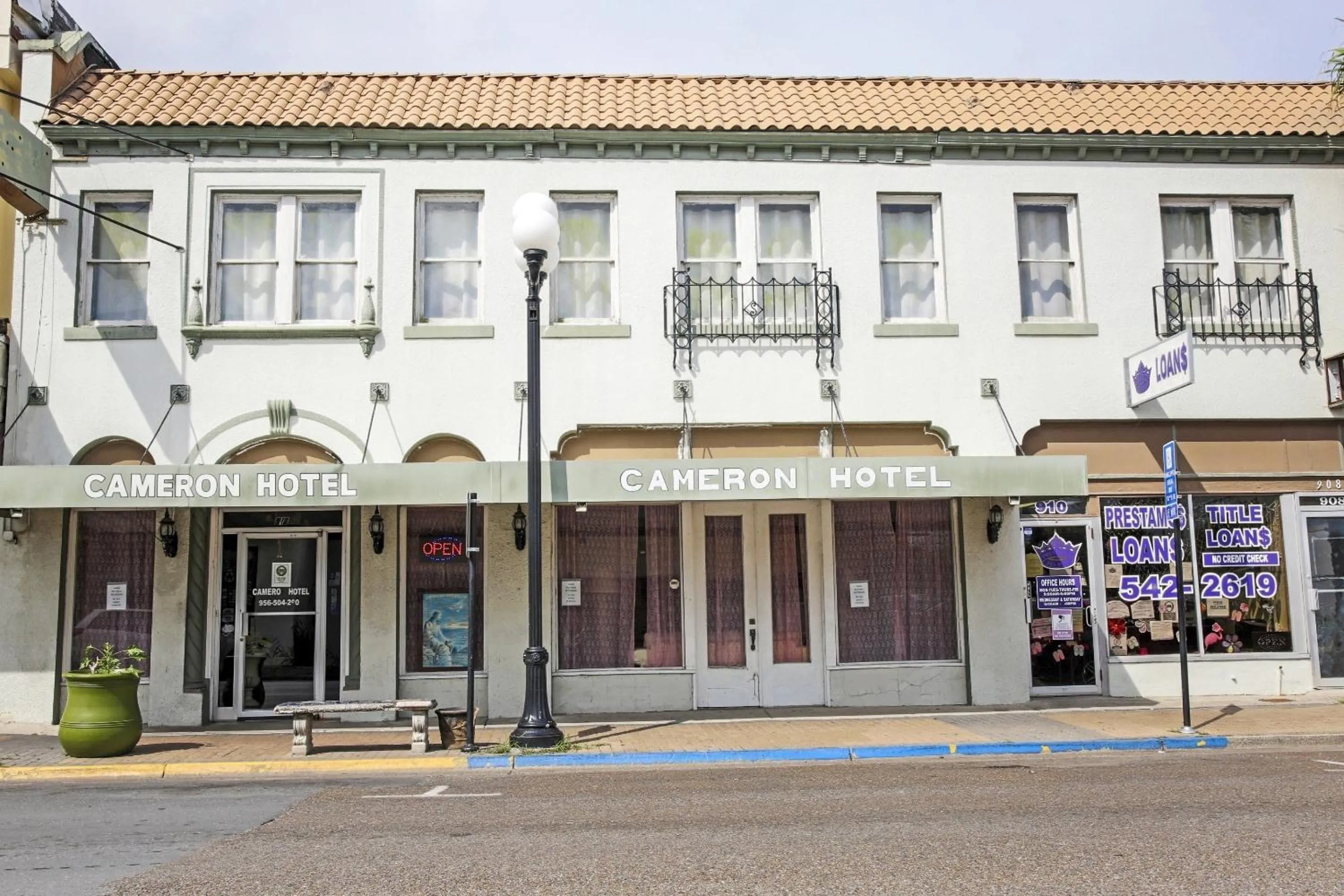 Facade/entrance in OYO Historic Cameron Hotel Brownsville I-69E