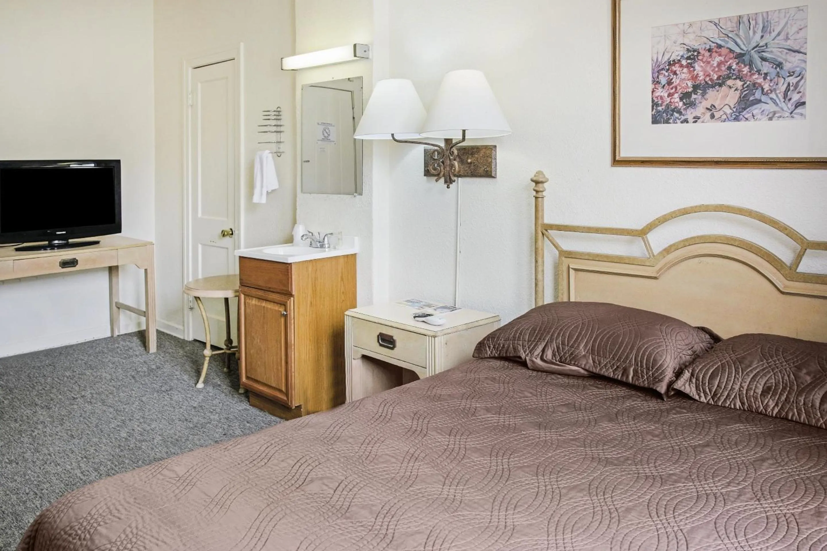 Bedroom, Bed in OYO Historic Cameron Hotel Brownsville I-69E