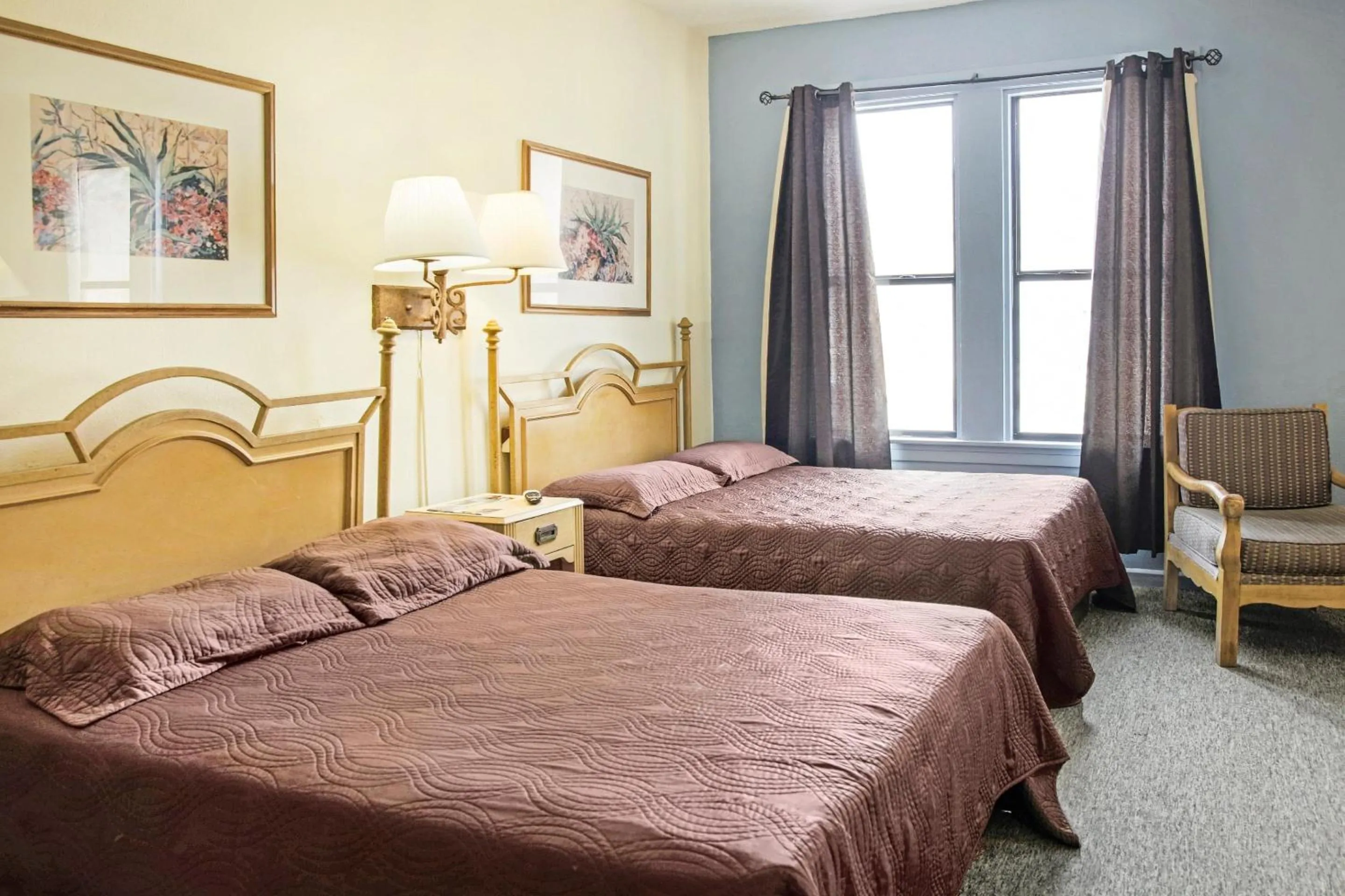 Bedroom, Bed in OYO Historic Cameron Hotel Brownsville I-69E