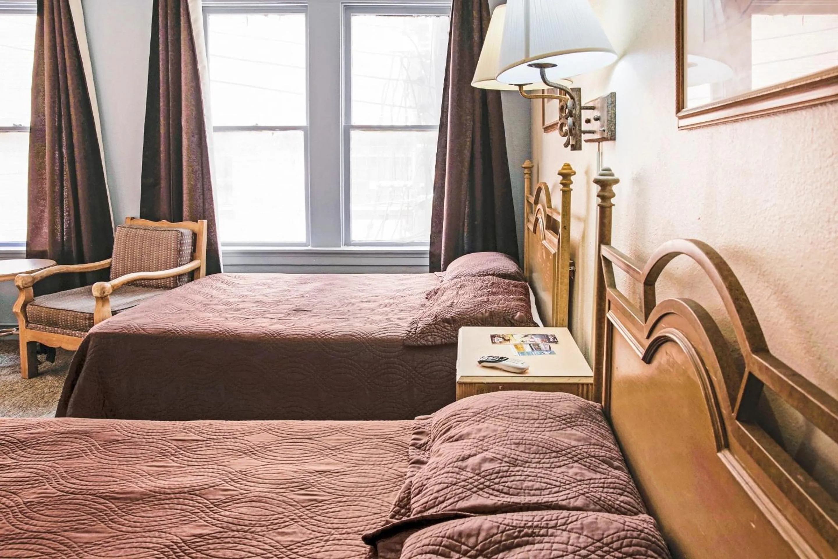 Bedroom, Bed in OYO Historic Cameron Hotel Brownsville I-69E