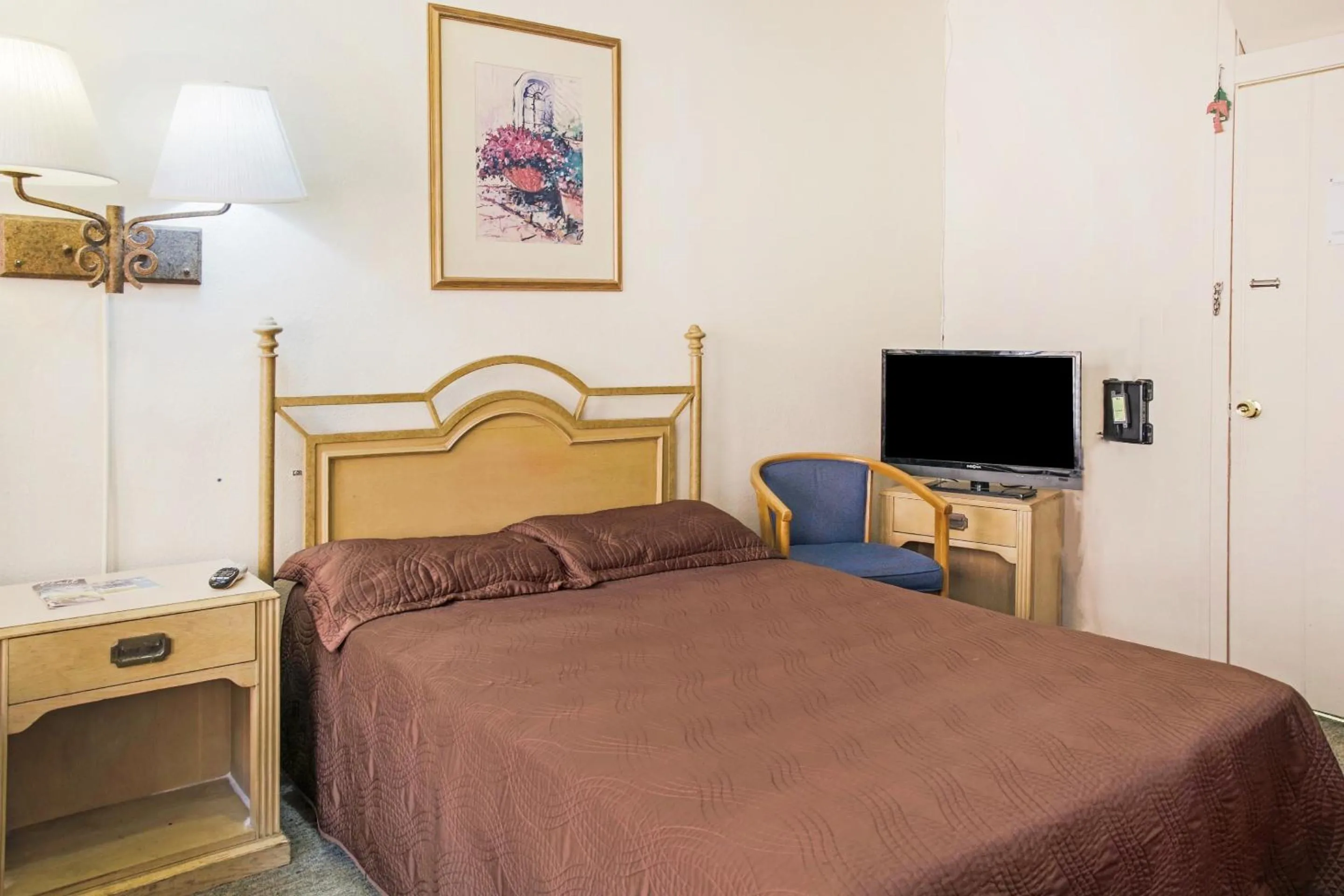 Bedroom, Bed in OYO Historic Cameron Hotel Brownsville I-69E