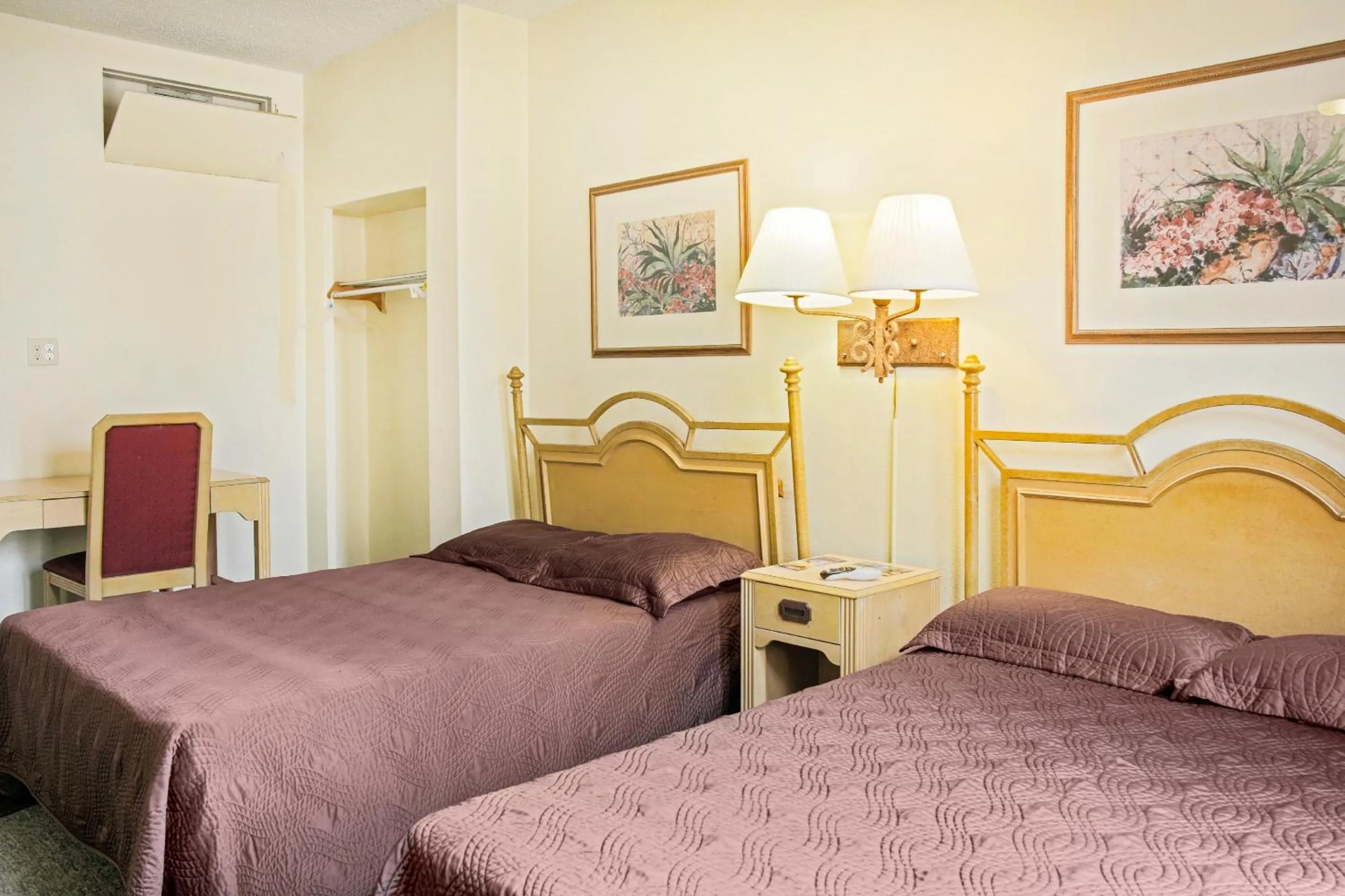 Bedroom, Bed in OYO Historic Cameron Hotel Brownsville I-69E