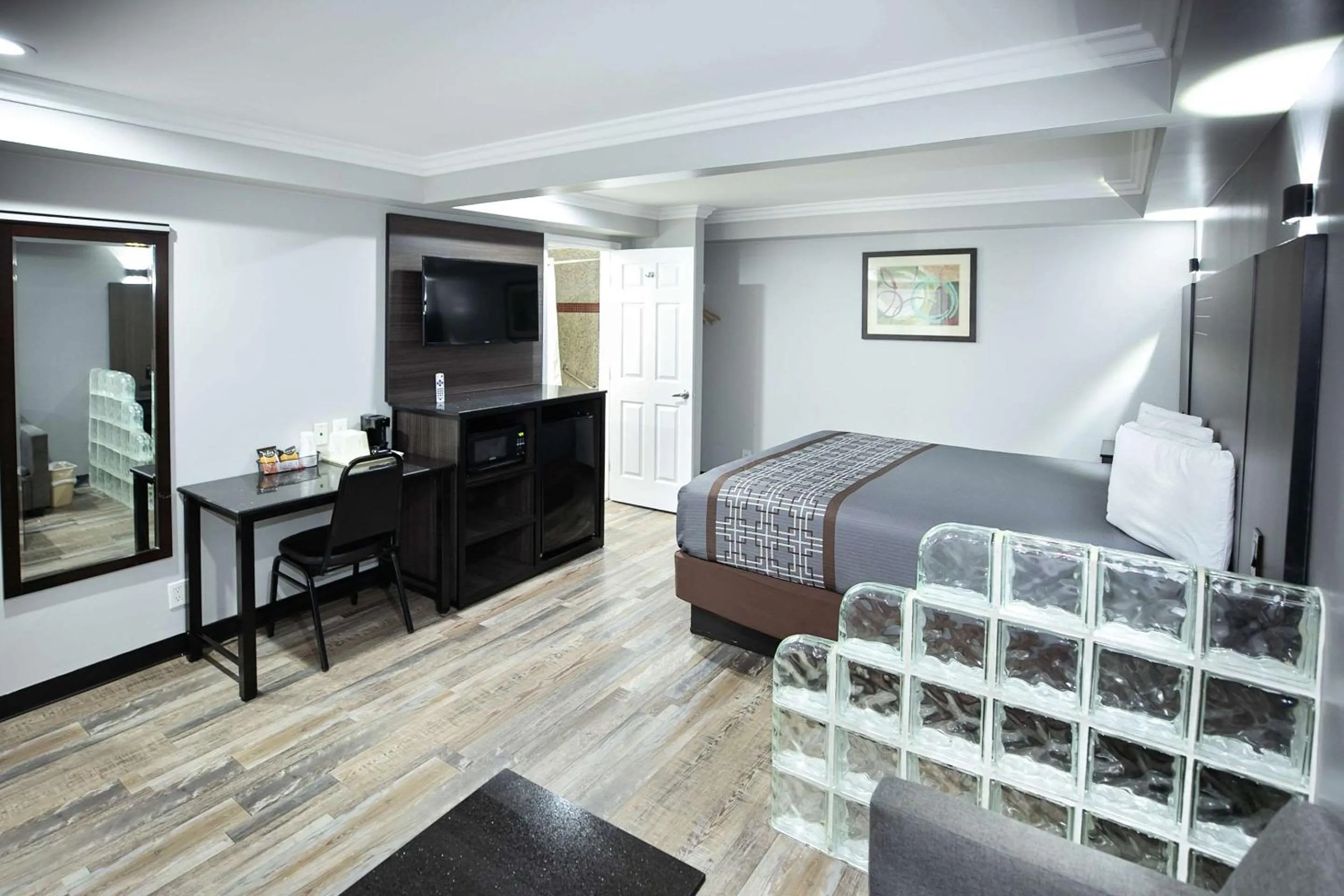 Bedroom, Bed in Rodeway Inn & Suites Bellflower