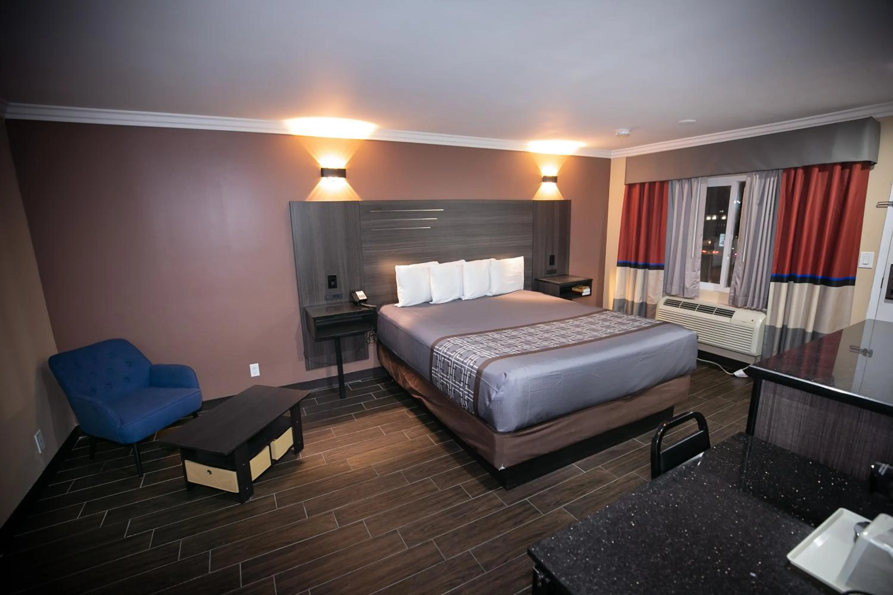 Bedroom, Bed in Rodeway Inn & Suites Bellflower