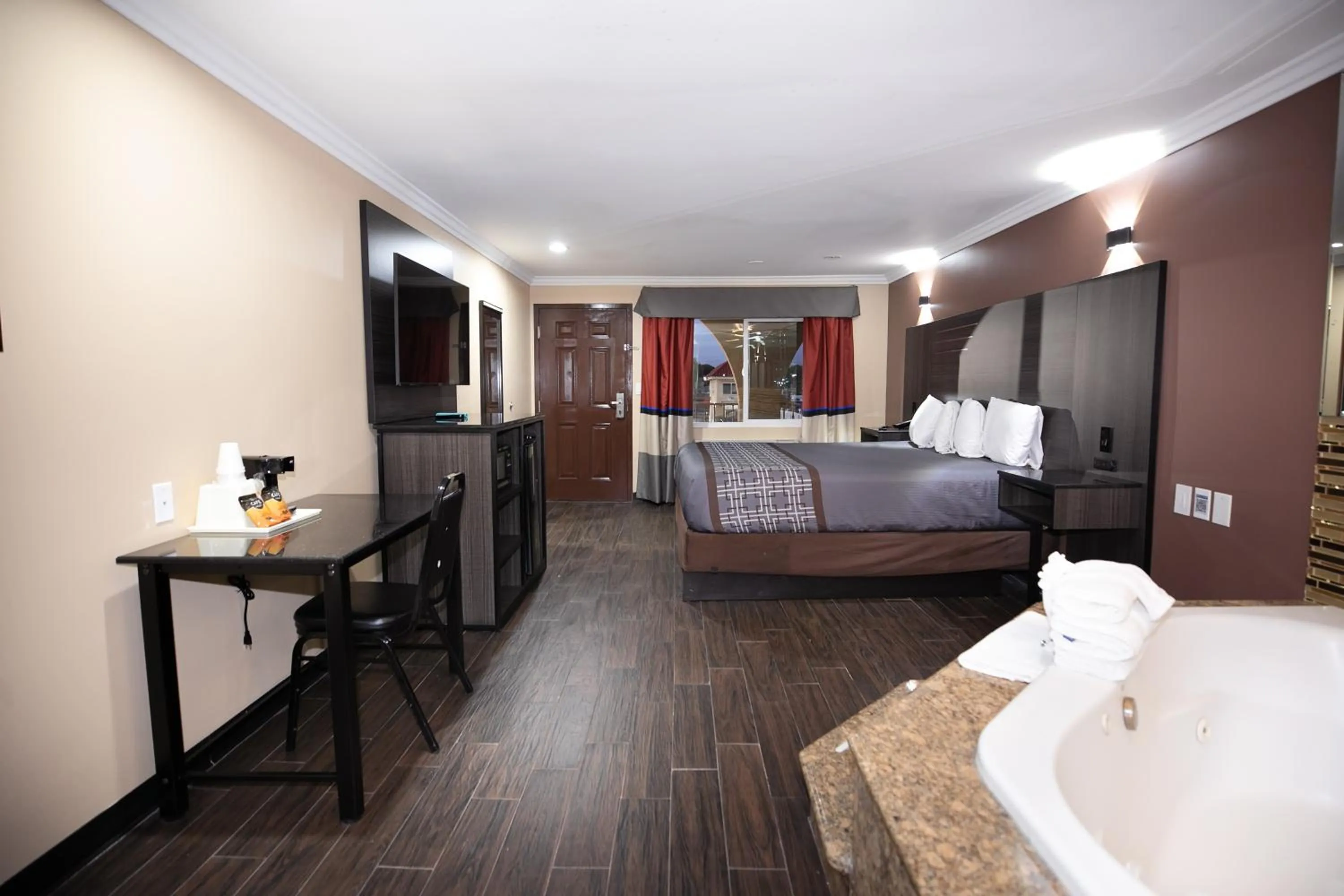 Spa and wellness centre/facilities, Bed in Rodeway Inn & Suites Bellflower