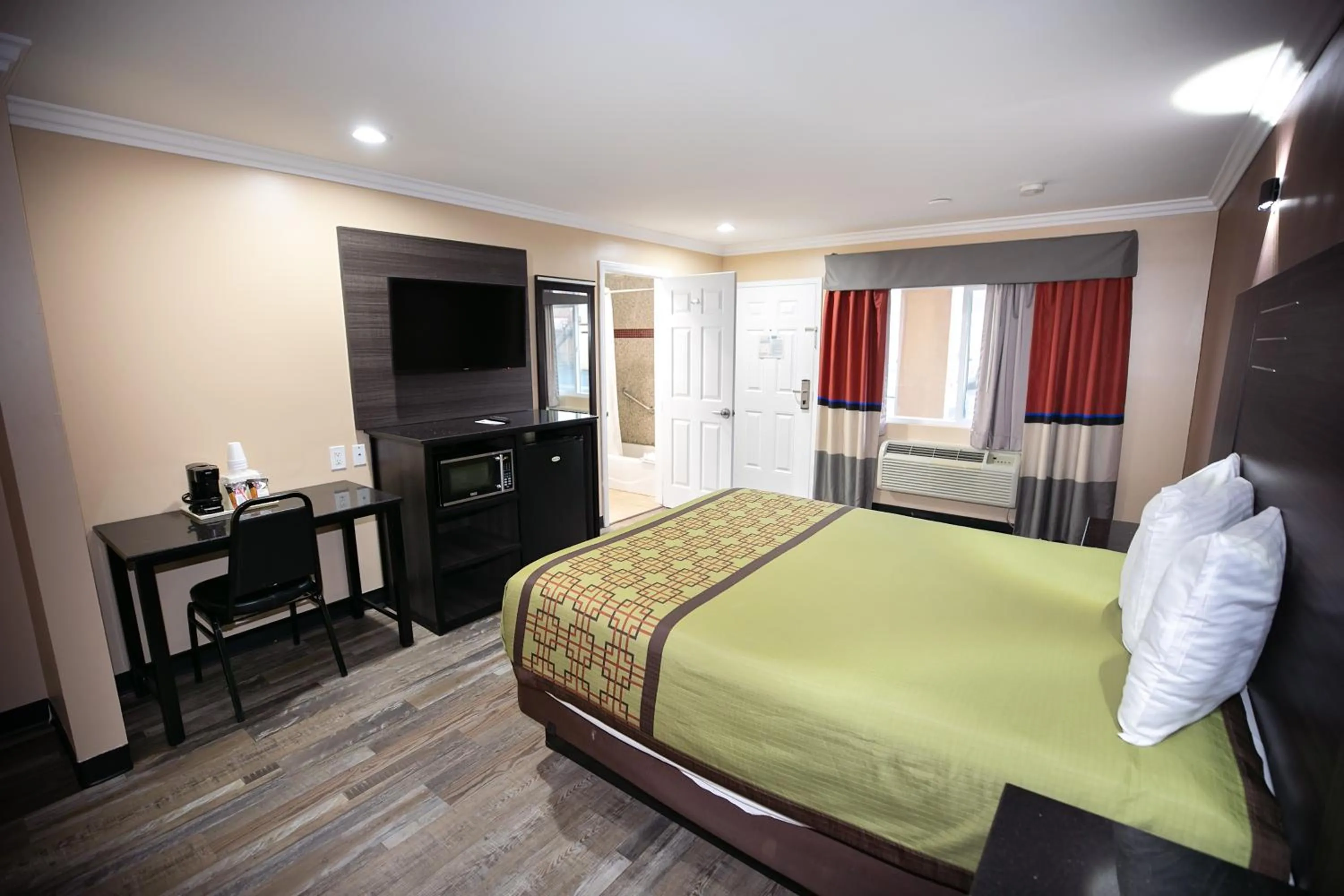 Entertainment, Bed in Rodeway Inn & Suites Bellflower