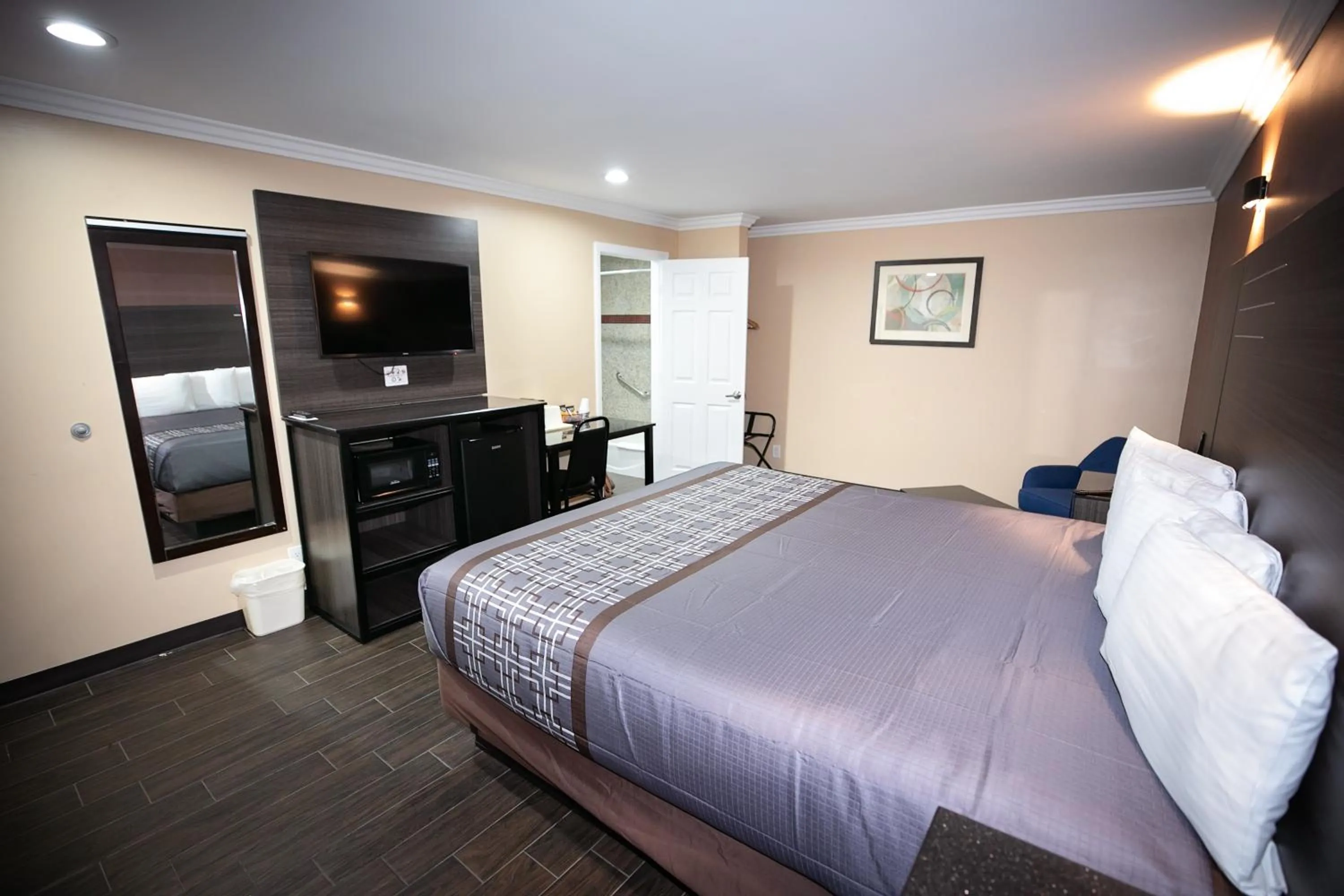 TV and multimedia, Bed in Rodeway Inn & Suites Bellflower