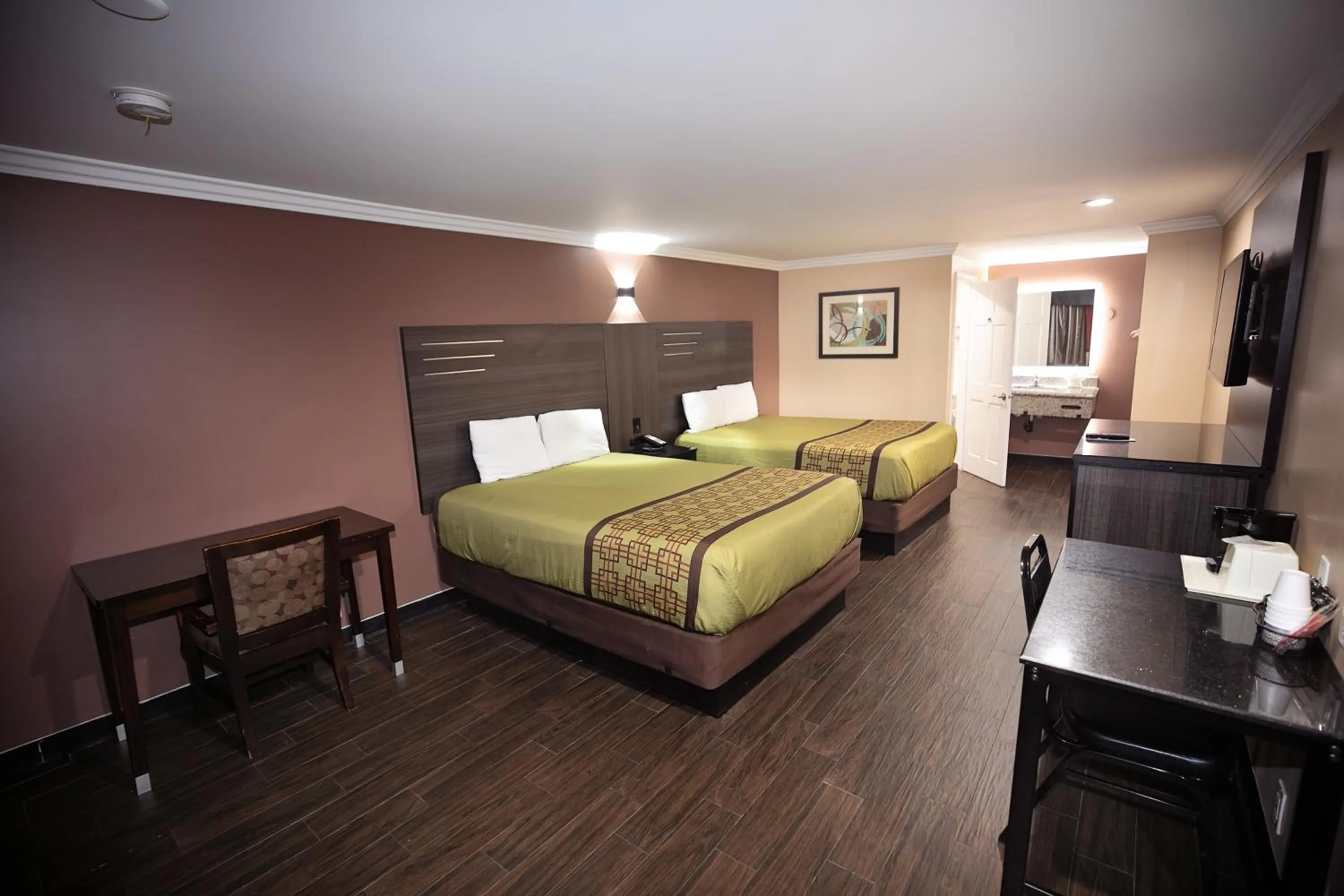 Photo of the whole room, Bed in Rodeway Inn & Suites Bellflower