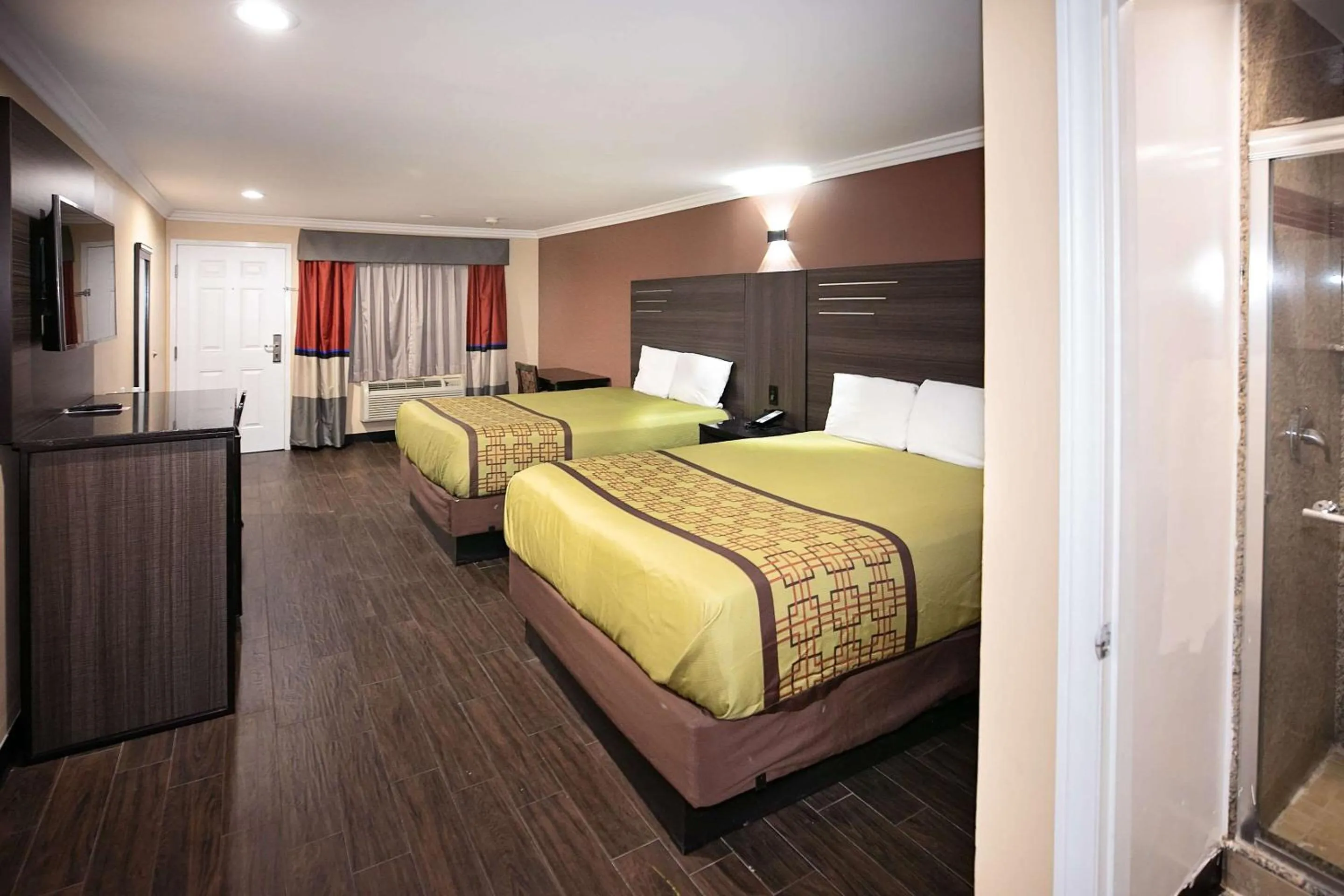 Bedroom, Bed in Rodeway Inn & Suites Bellflower