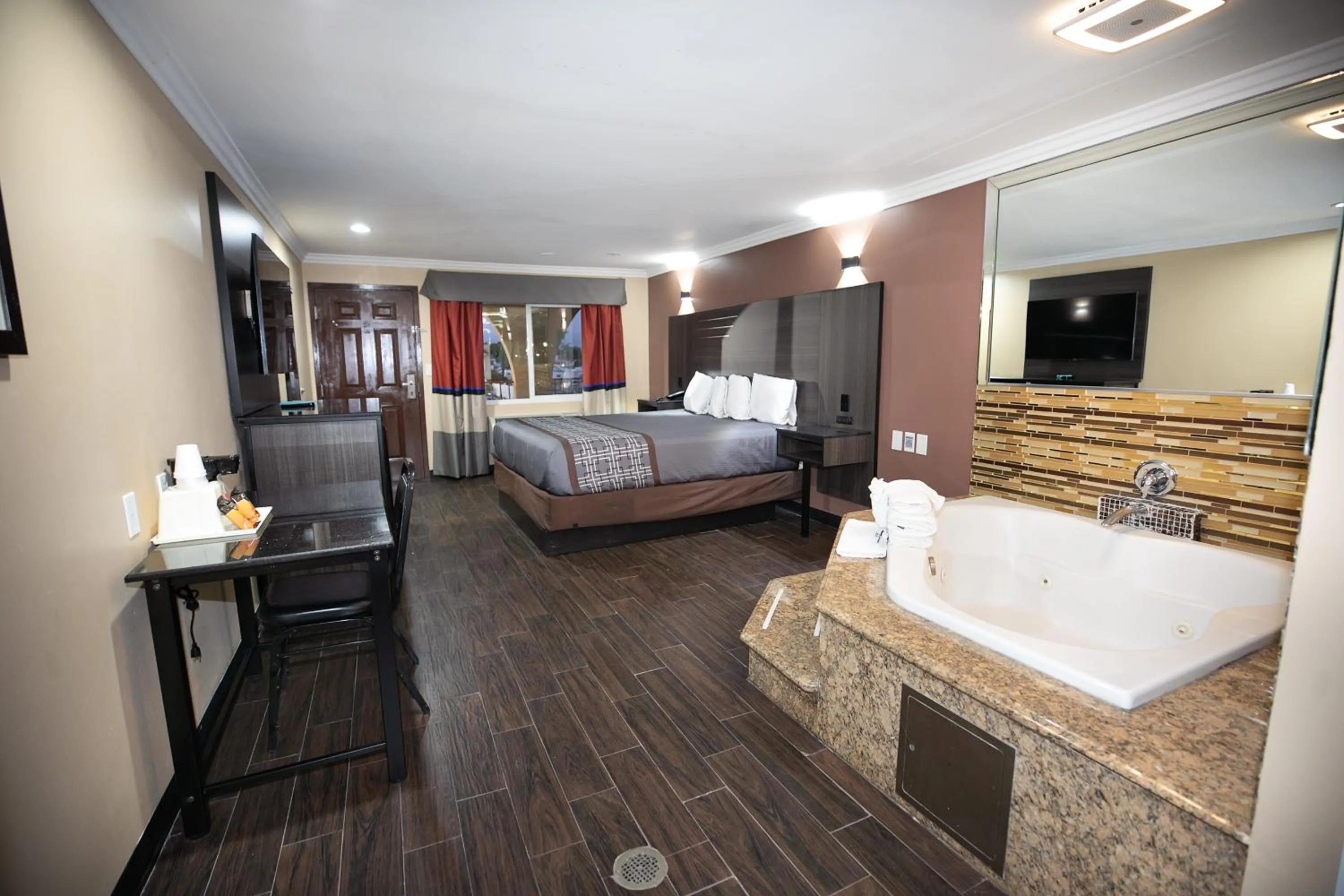 Spa and wellness centre/facilities, Bed in Rodeway Inn & Suites Bellflower