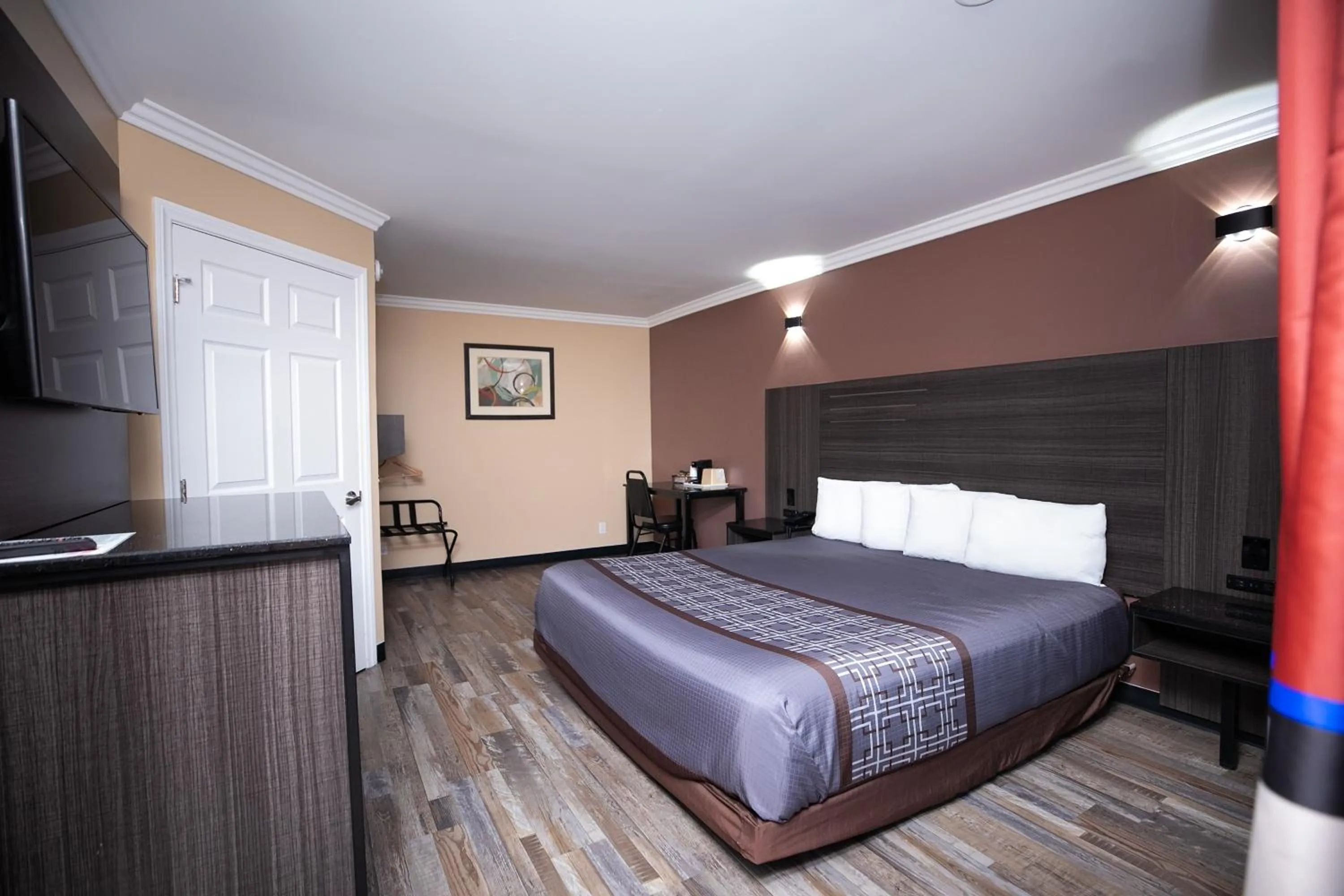 Bed in Rodeway Inn & Suites Bellflower