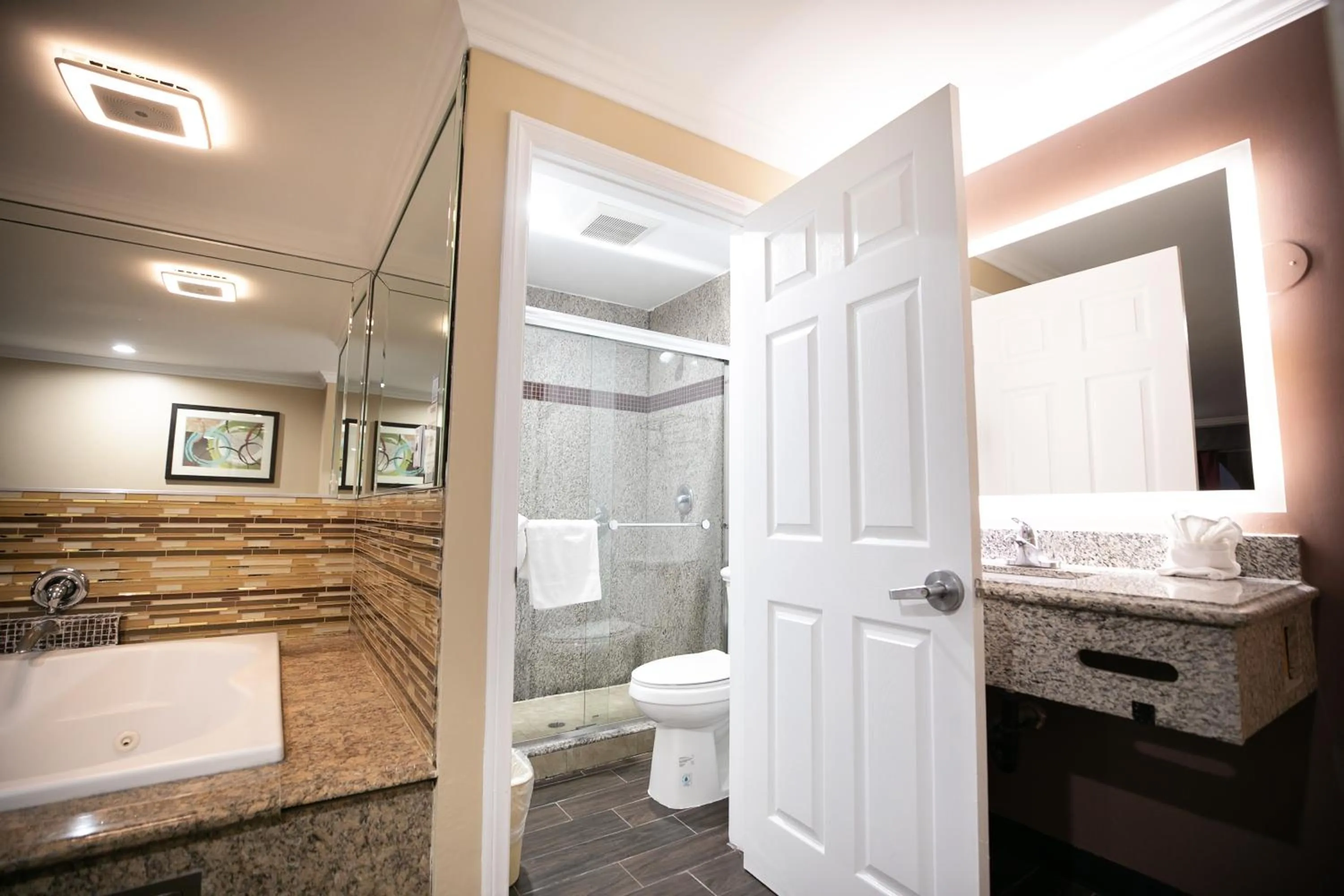 Shower in Rodeway Inn & Suites Bellflower