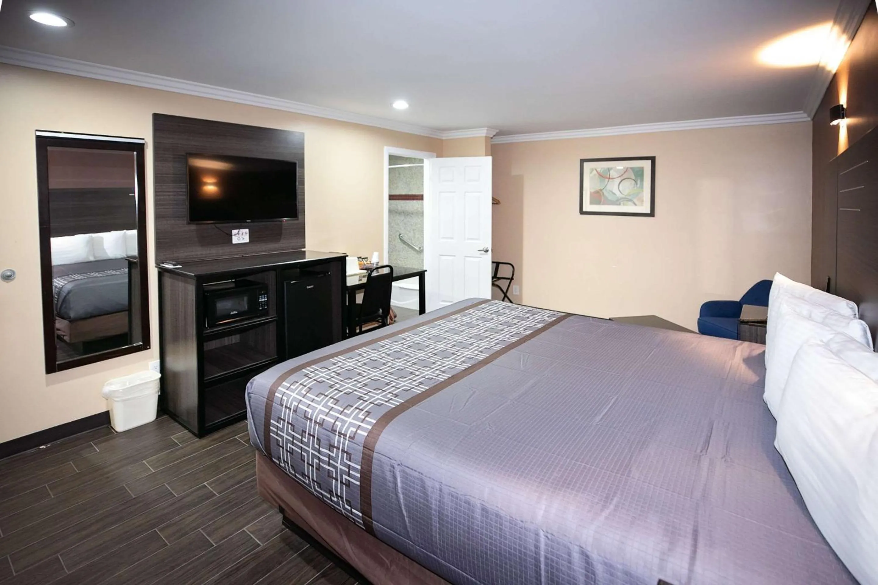 Bedroom, Bed in Rodeway Inn & Suites Bellflower