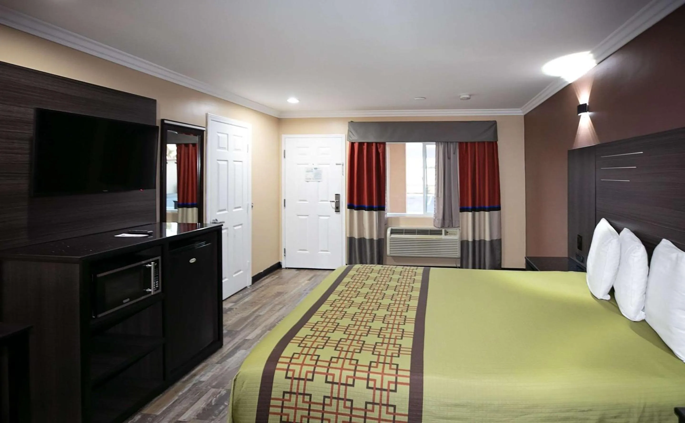 Bedroom, Bed in Rodeway Inn & Suites Bellflower