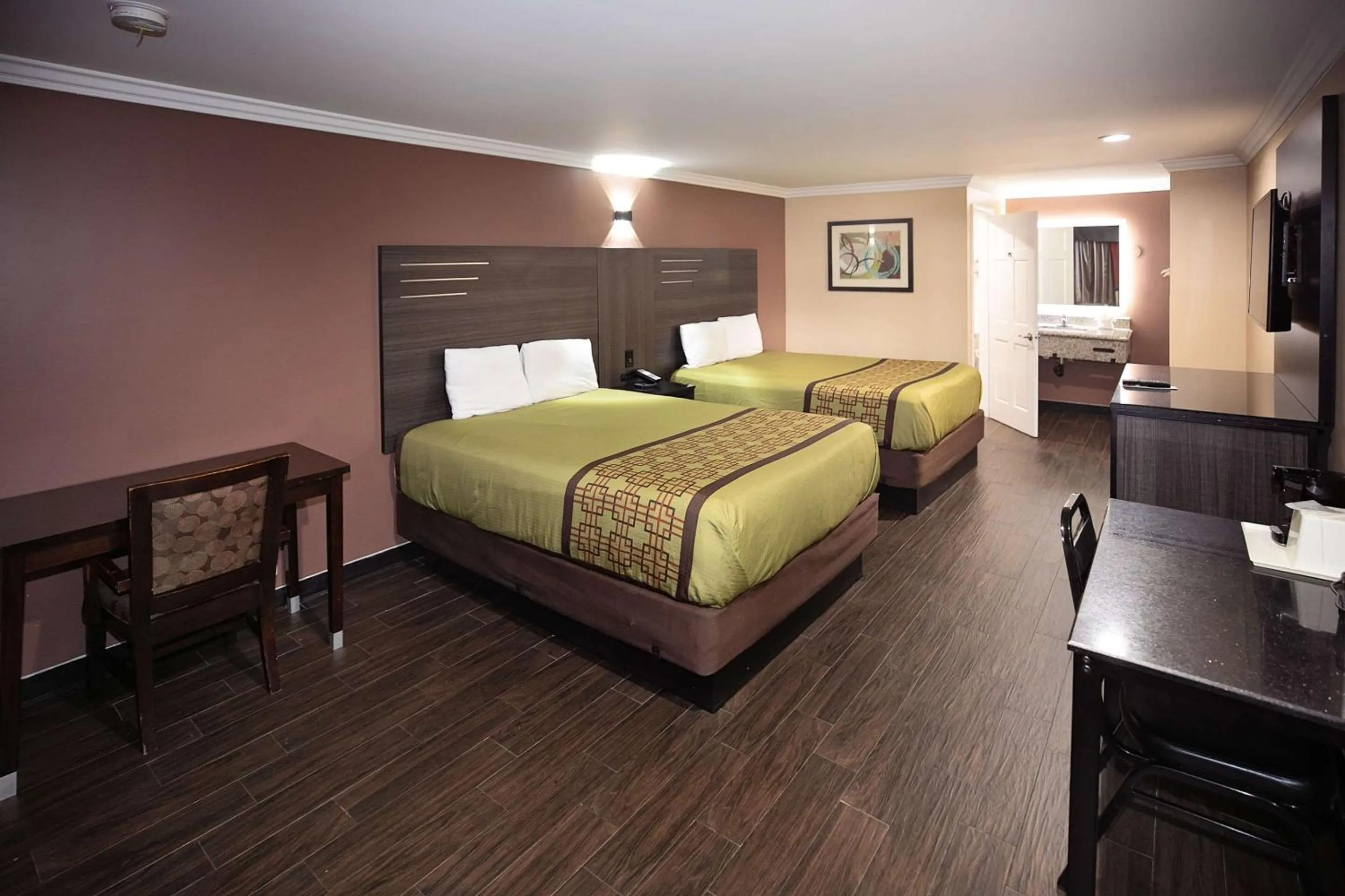 Bedroom, Bed in Rodeway Inn & Suites Bellflower