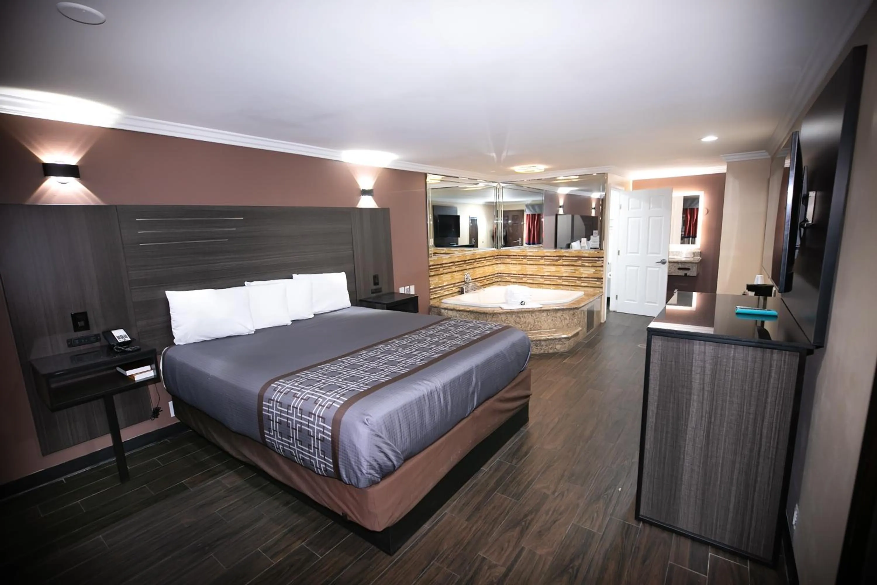 Bed in Rodeway Inn & Suites Bellflower