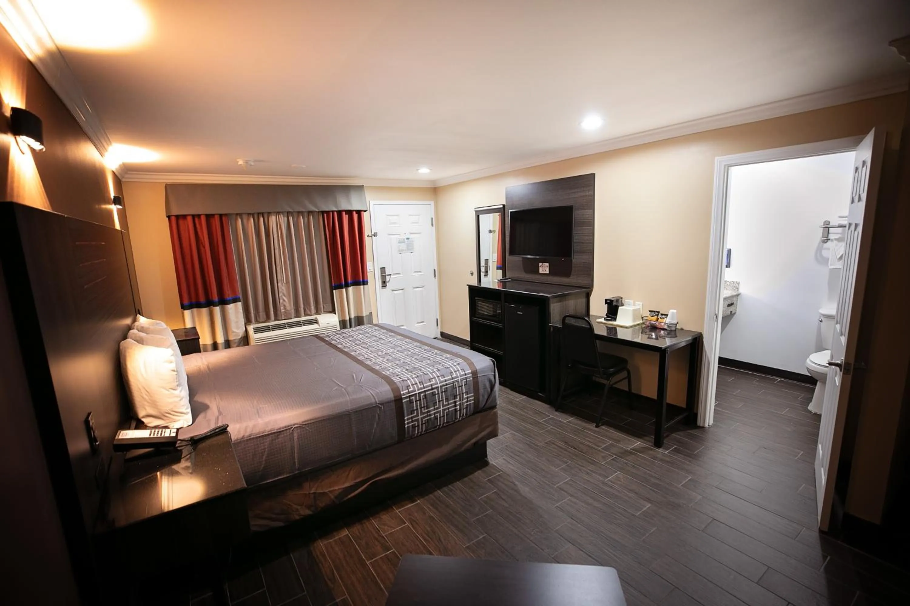 Photo of the whole room, Bed in Rodeway Inn & Suites Bellflower