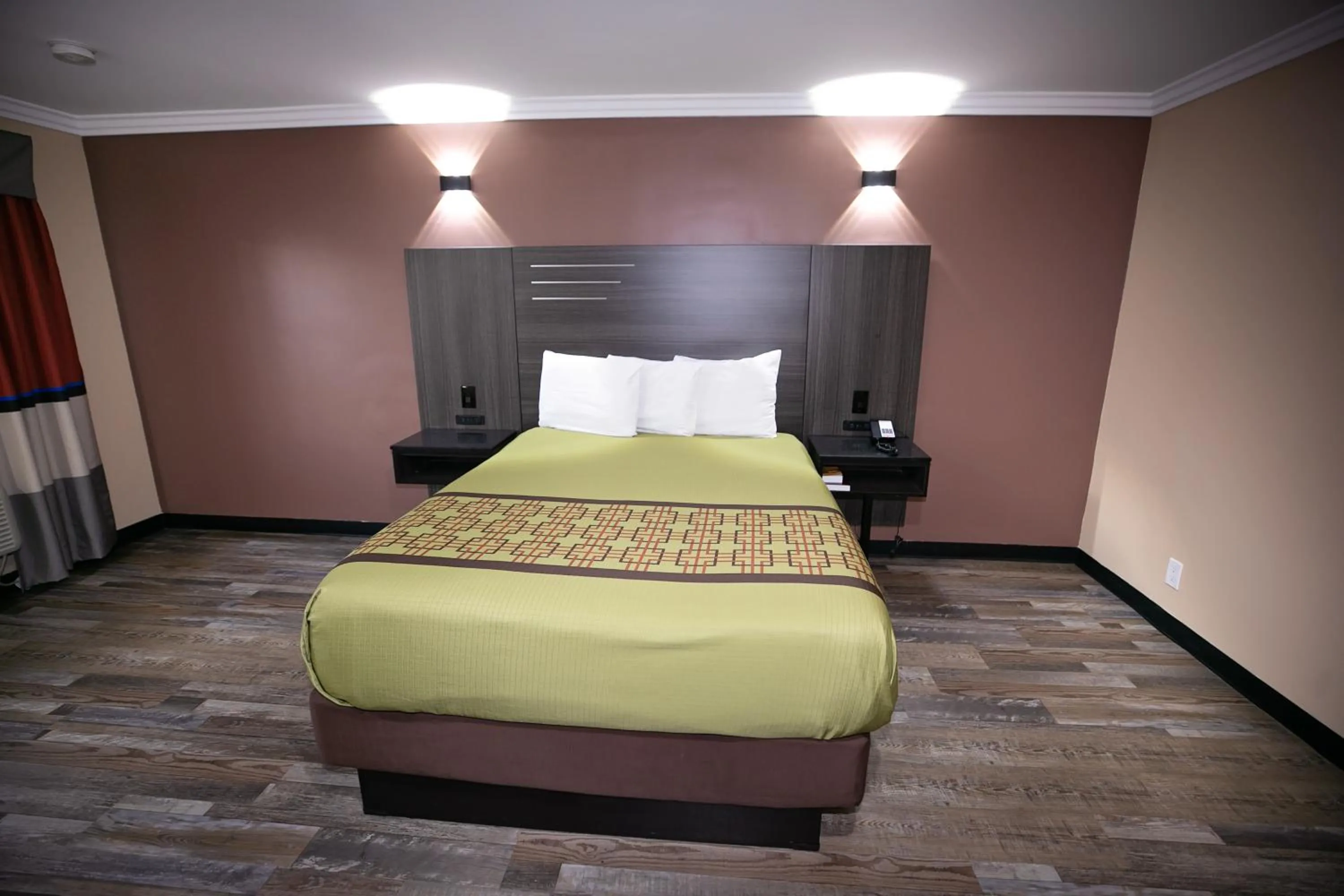 Living room, Bed in Rodeway Inn & Suites Bellflower