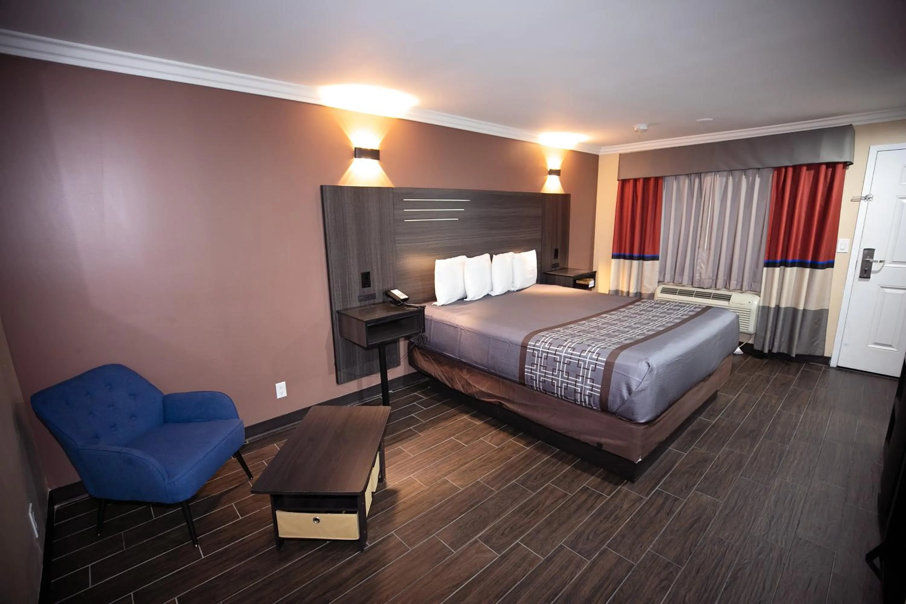 Photo of the whole room, Bed in Rodeway Inn & Suites Bellflower