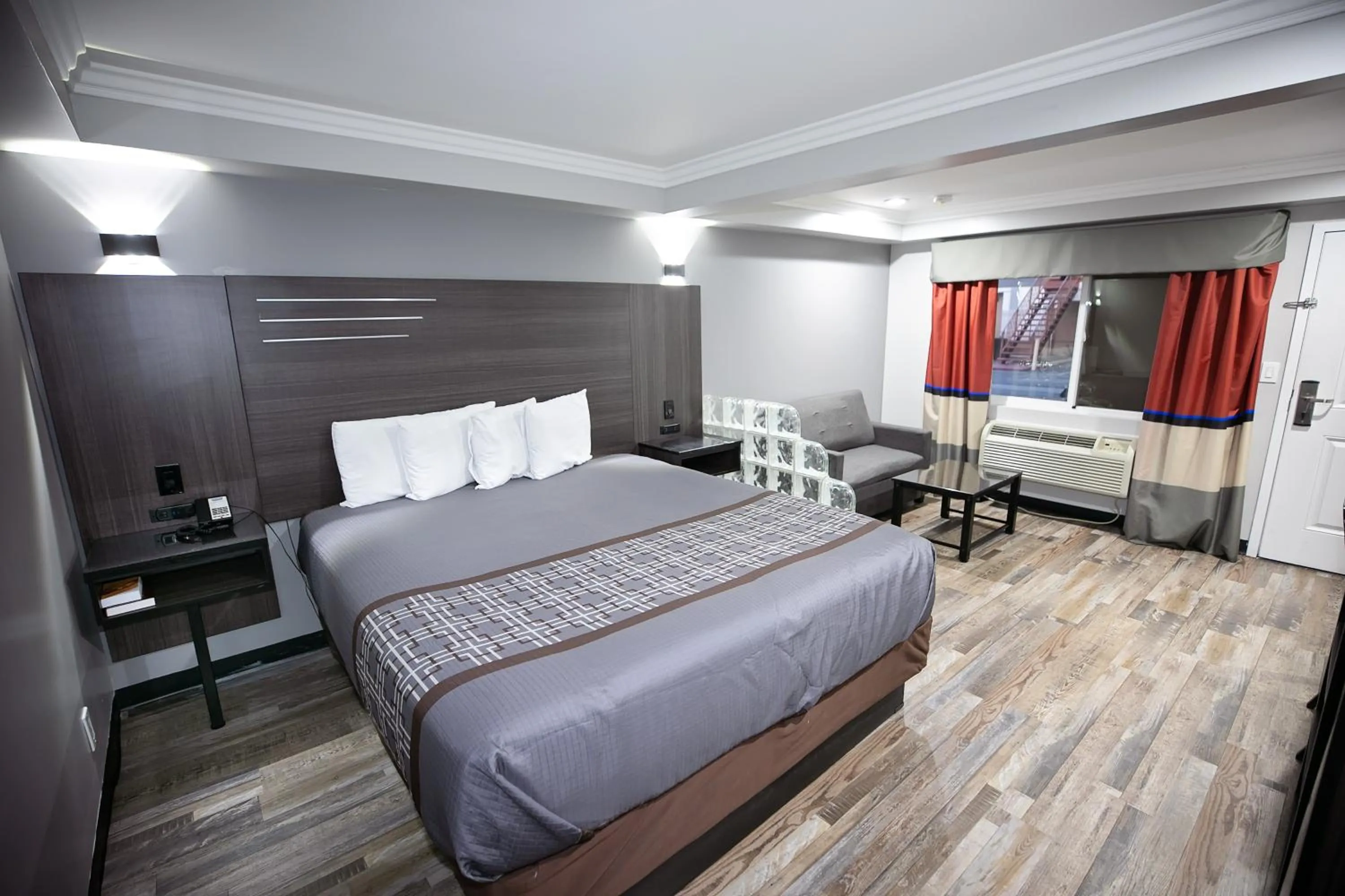 Photo of the whole room, Bed in Rodeway Inn & Suites Bellflower