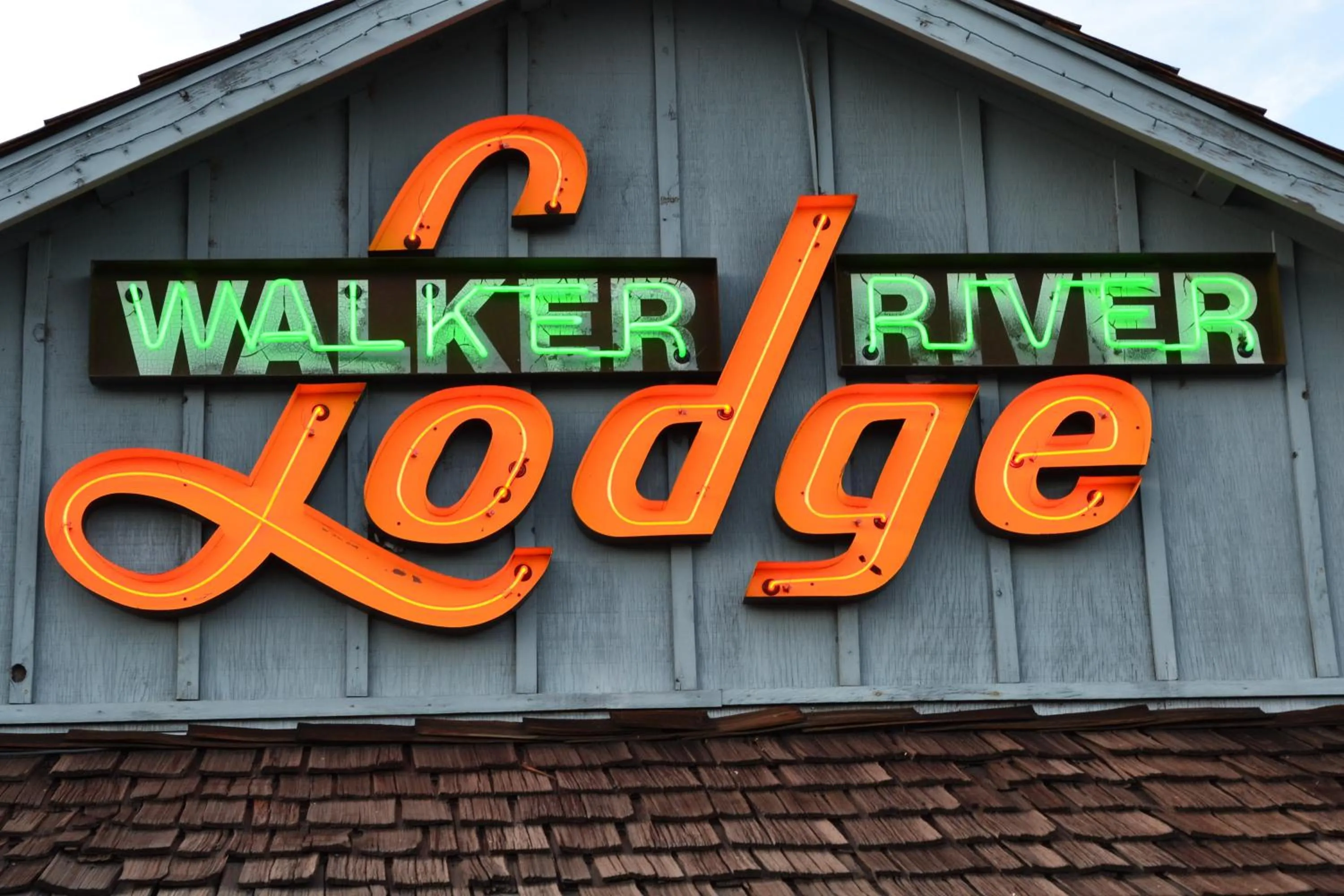 Facade/entrance in Walker River Lodge