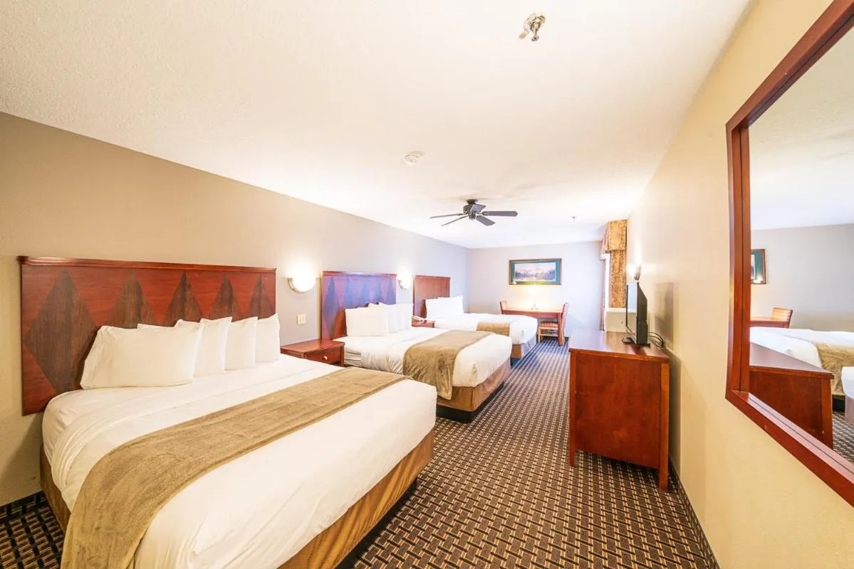 Photo of the whole room, Bed in Alpine Inn & Suites Gunnison