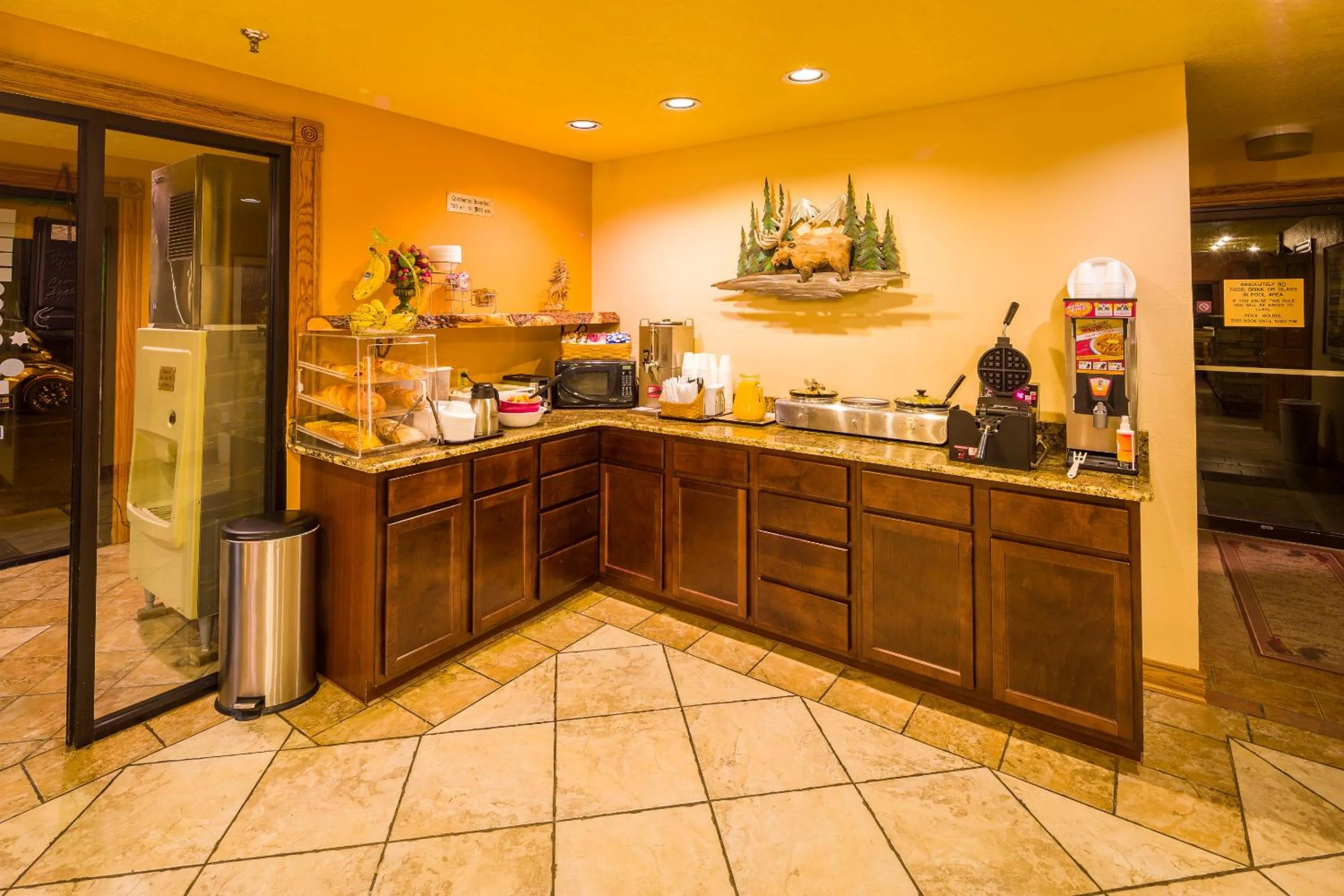 Coffee/tea facilities in Alpine Inn & Suites Gunnison