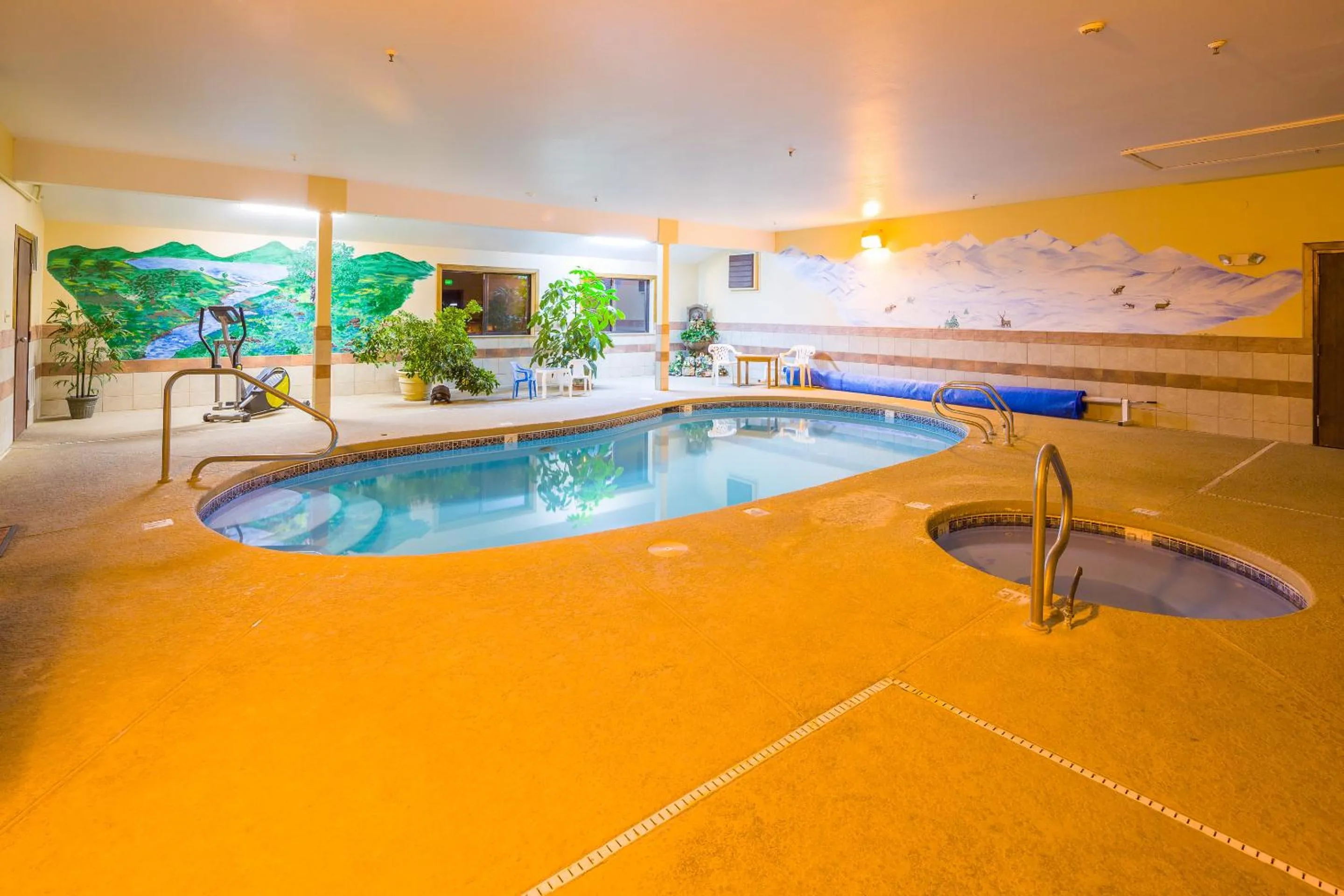 Swimming pool in Alpine Inn & Suites Gunnison