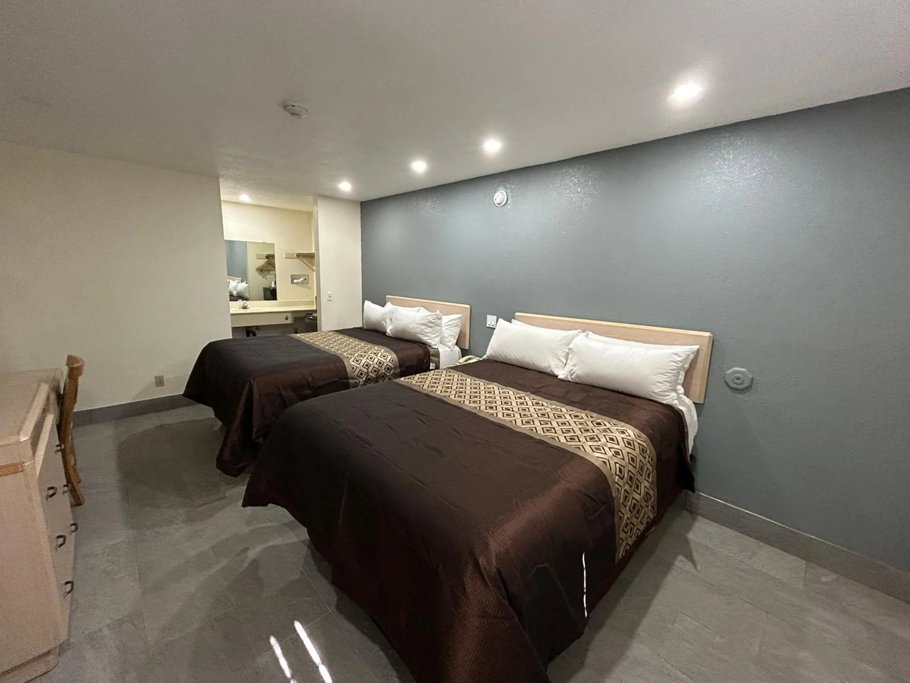 Bed in California Inn Hotel and Suites Adelanto US 395