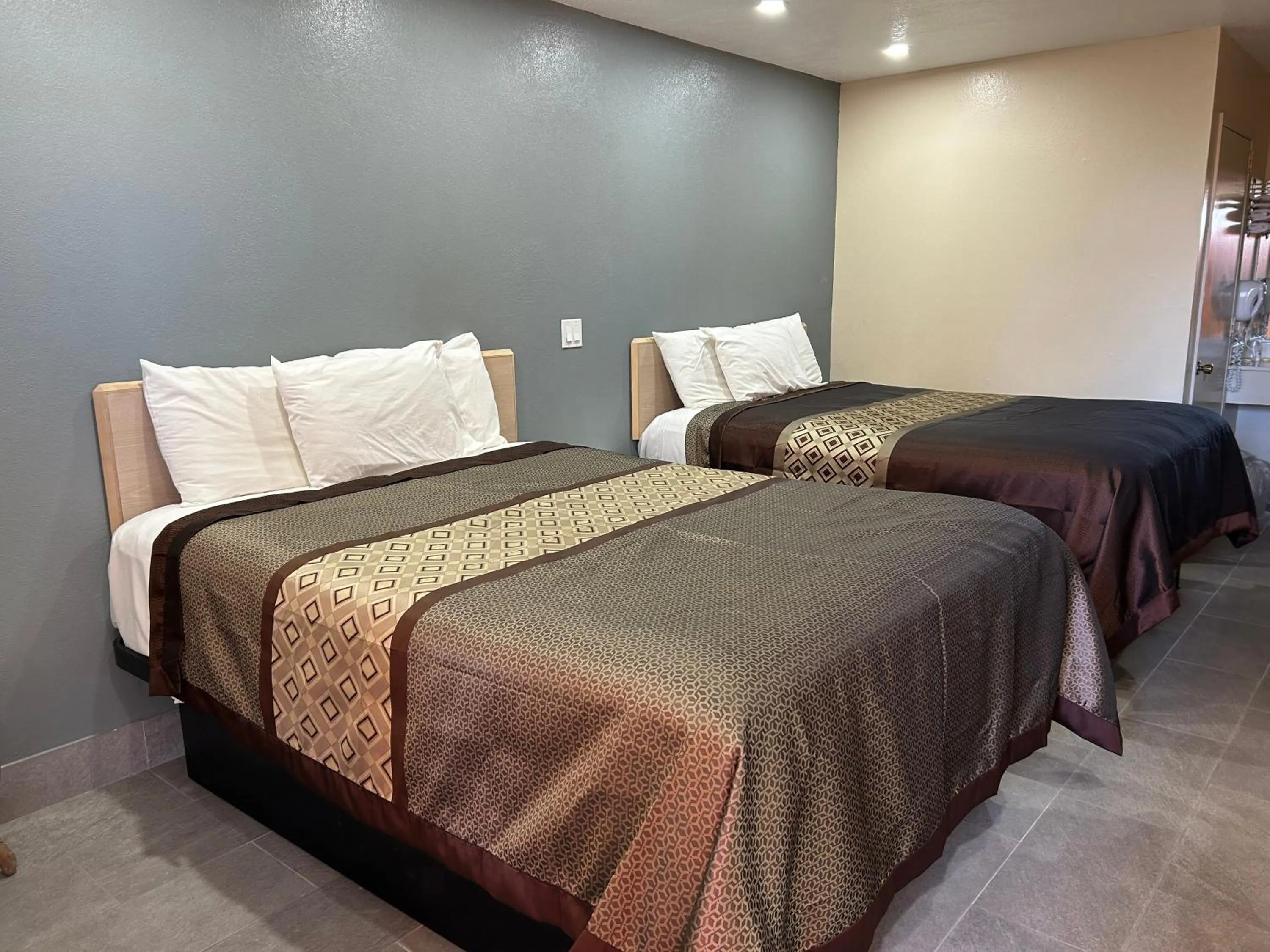 Bed in California Inn Hotel and Suites Adelanto US 395