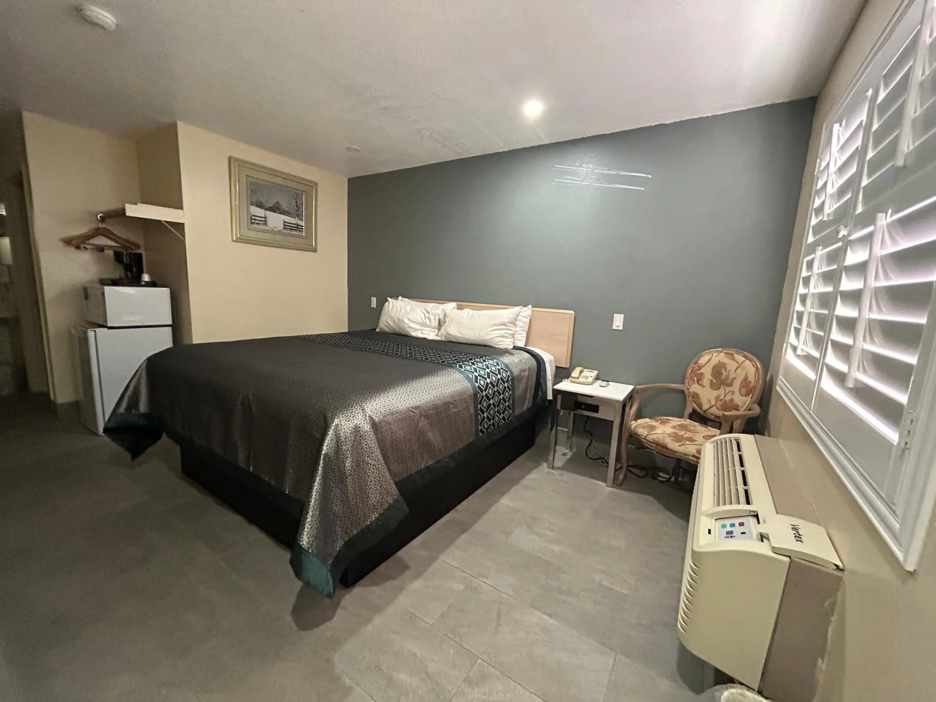 Bed in California Inn Hotel and Suites Adelanto US 395