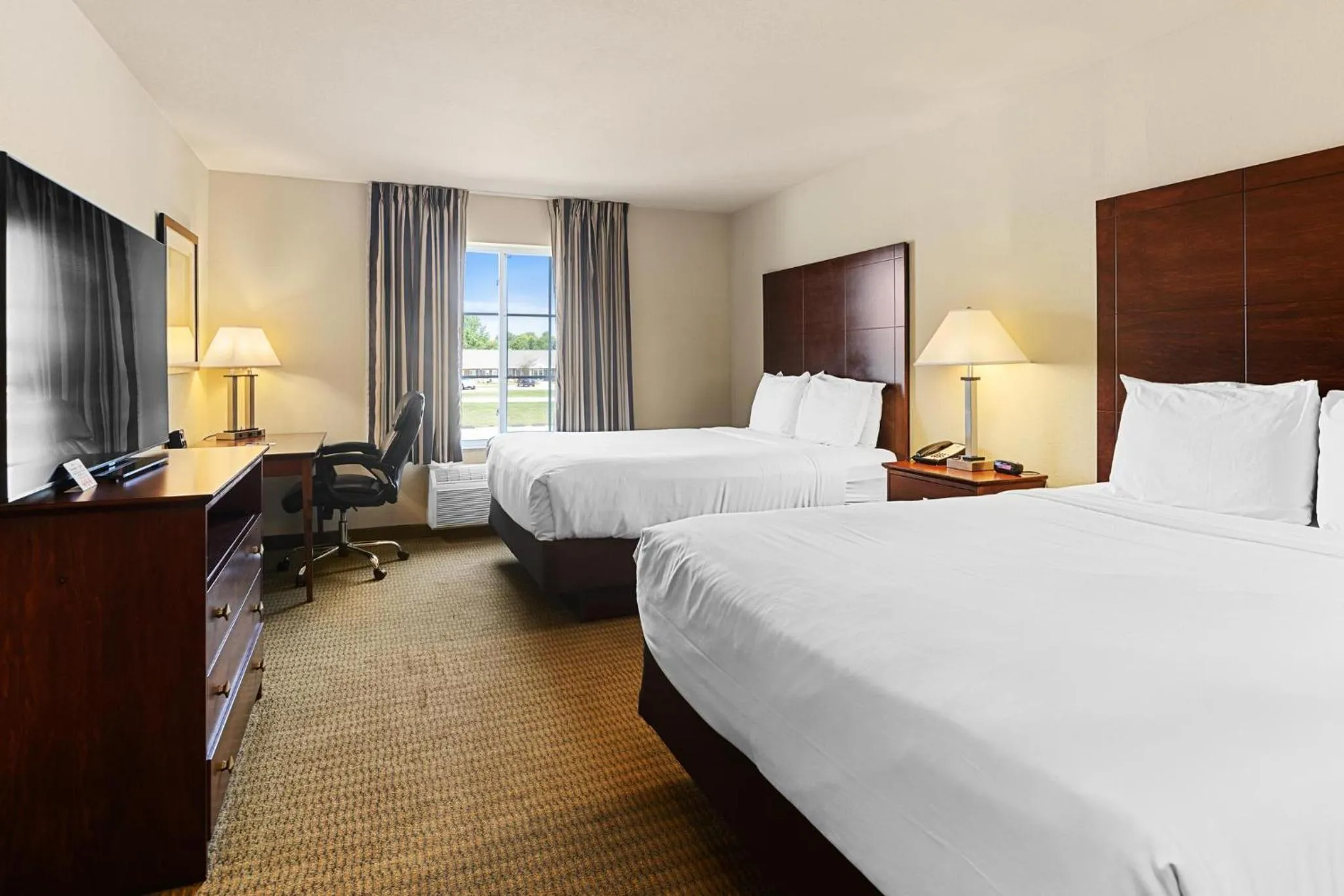 Bed in Cobblestone Hotel & Suites - Knoxville