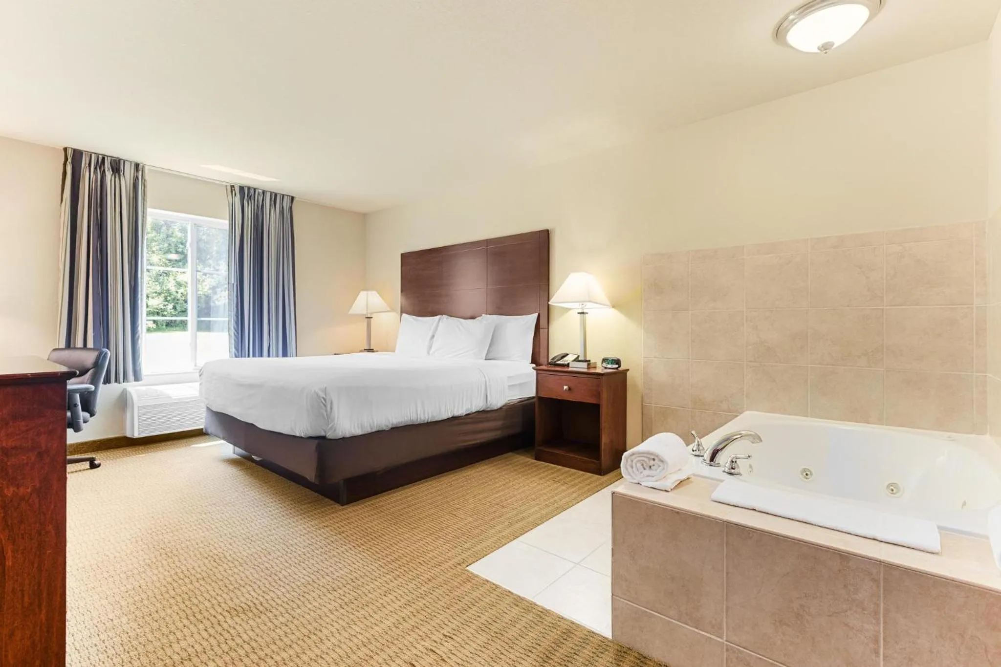 Bed in Cobblestone Hotel & Suites - Knoxville
