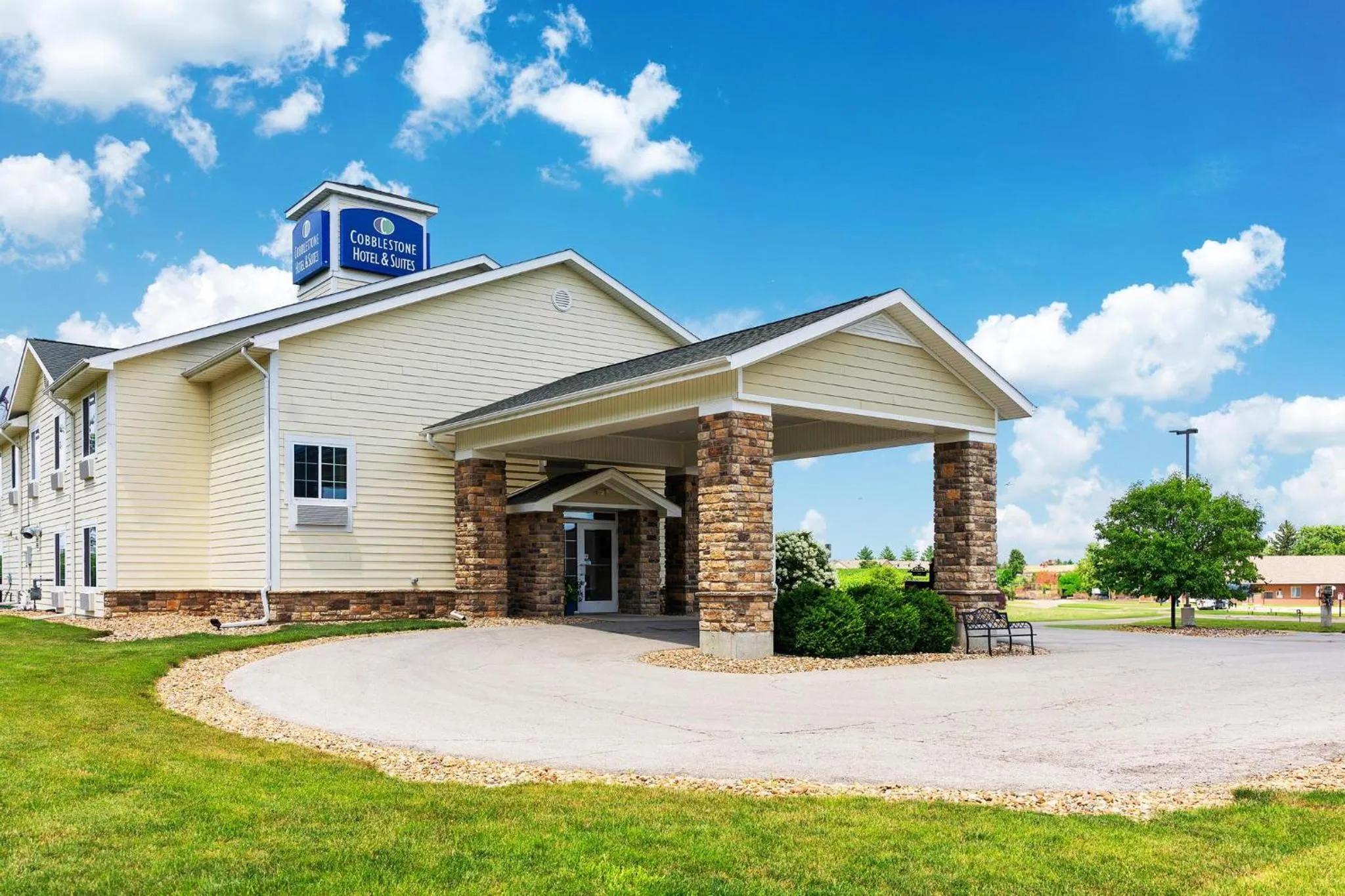 Facade/entrance in Cobblestone Hotel & Suites - Knoxville